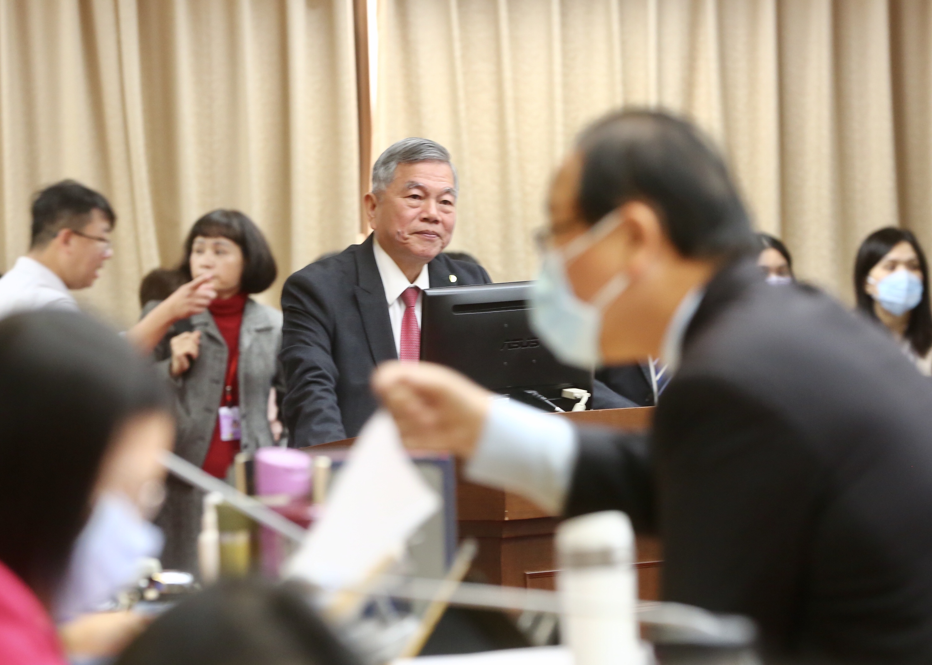 經濟部長沈榮津備詢。