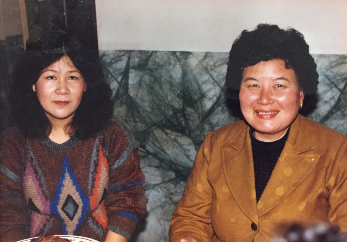媽媽(左)和奶奶(右)都是母性特質很強的女性。