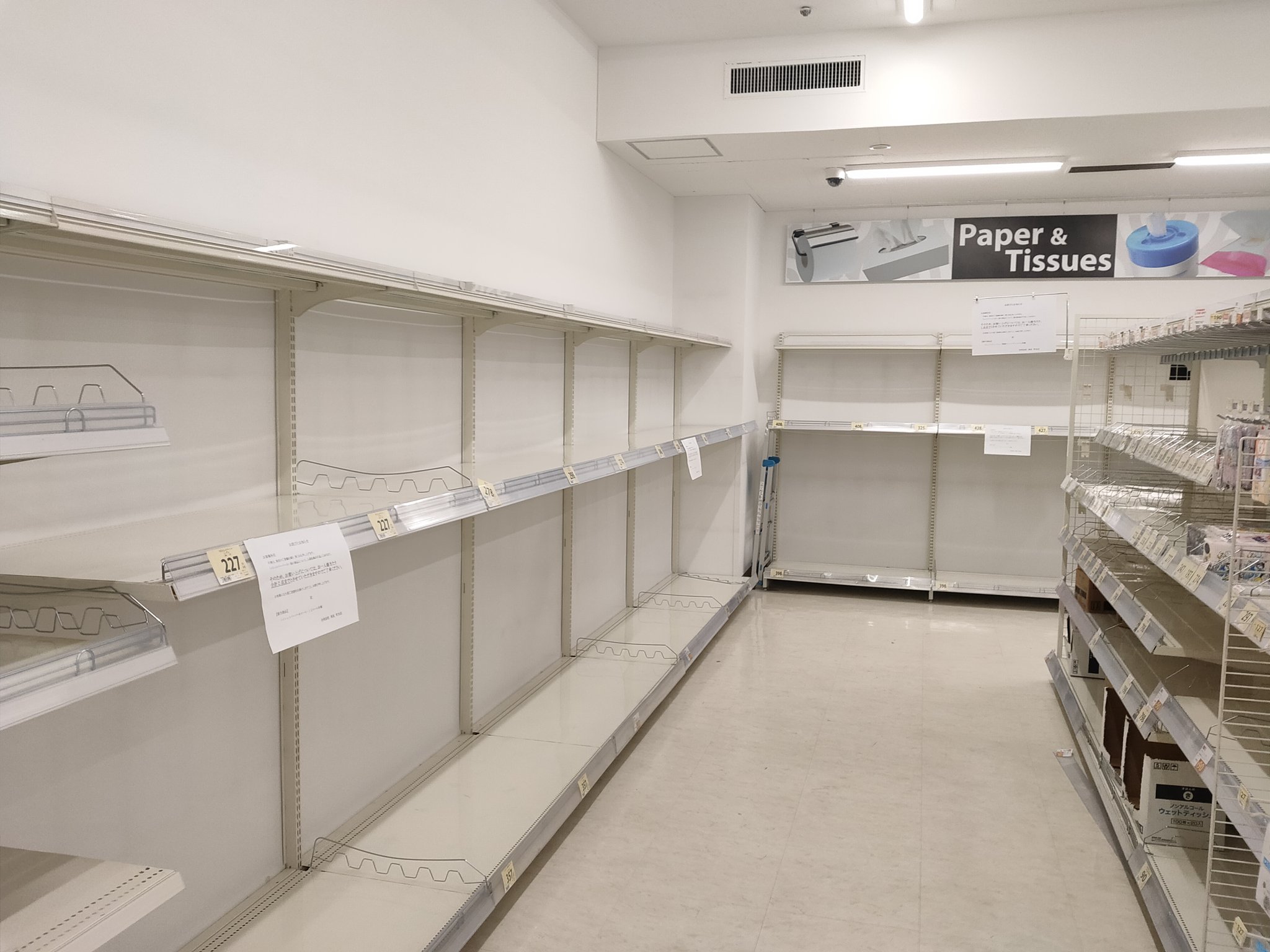 日本人近日也開始瘋狂搶購囤積衛生紙，貨架上空空如也。（翻攝推特@hangyoruu）