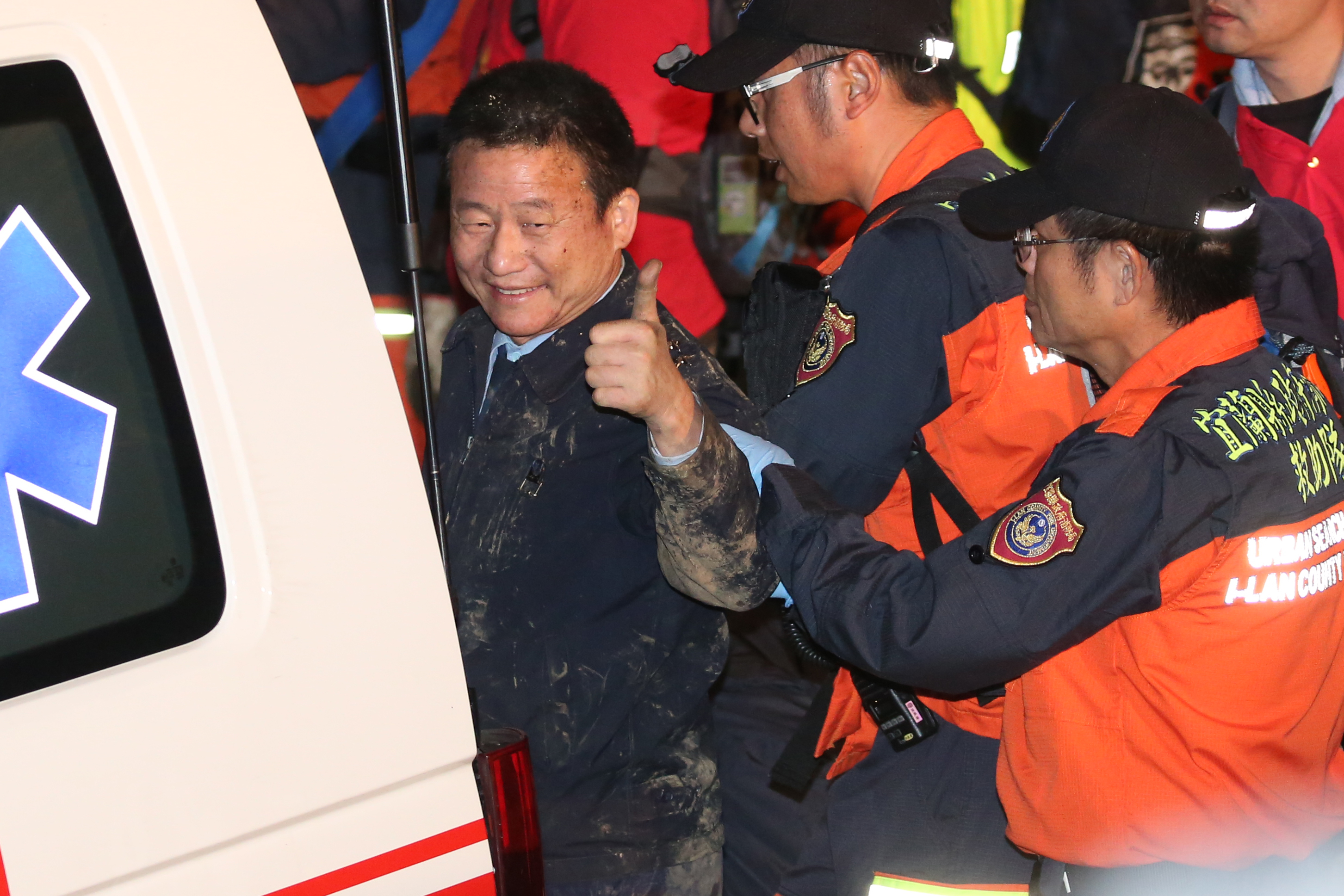 曹進平中將獲救後，在救護車比出大拇指，向關心的群眾表示自己沒有大礙。