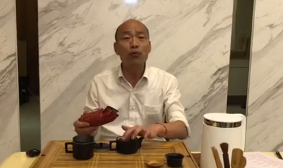 高雄市長韓國瑜昨（3日）晚在臉書開直播，邊泡茶邊和市民聊天。（翻攝於韓國瑜臉書）