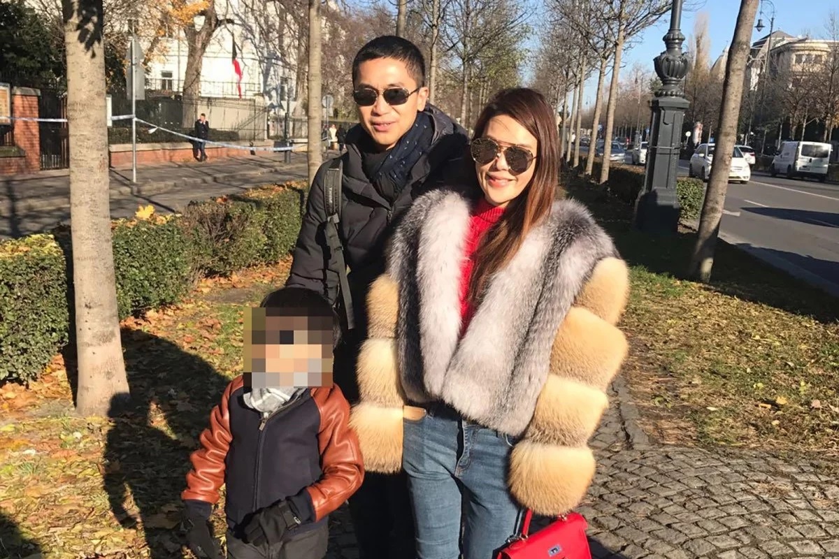 知名品牌Bossini創辦人羅定邦的孫女羅貝兒（右），今年1月赴韓國進行抽脂及隆胸手術意外身亡，羅夫（後）今天在香港提出告訴，才讓整起事件曝光。（翻攝自網路）