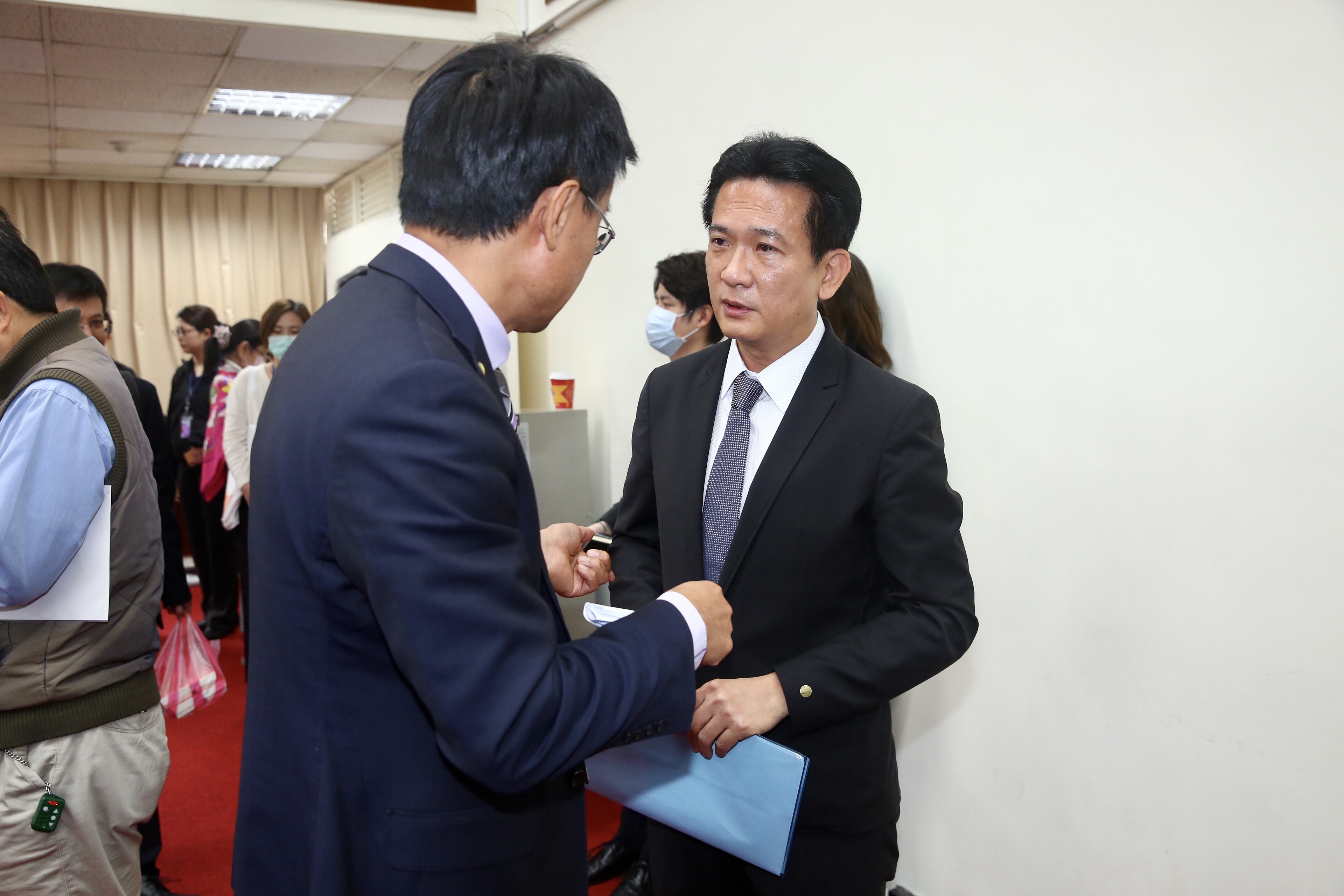 民進黨立委林俊憲今針對黃安條款提出質詢。