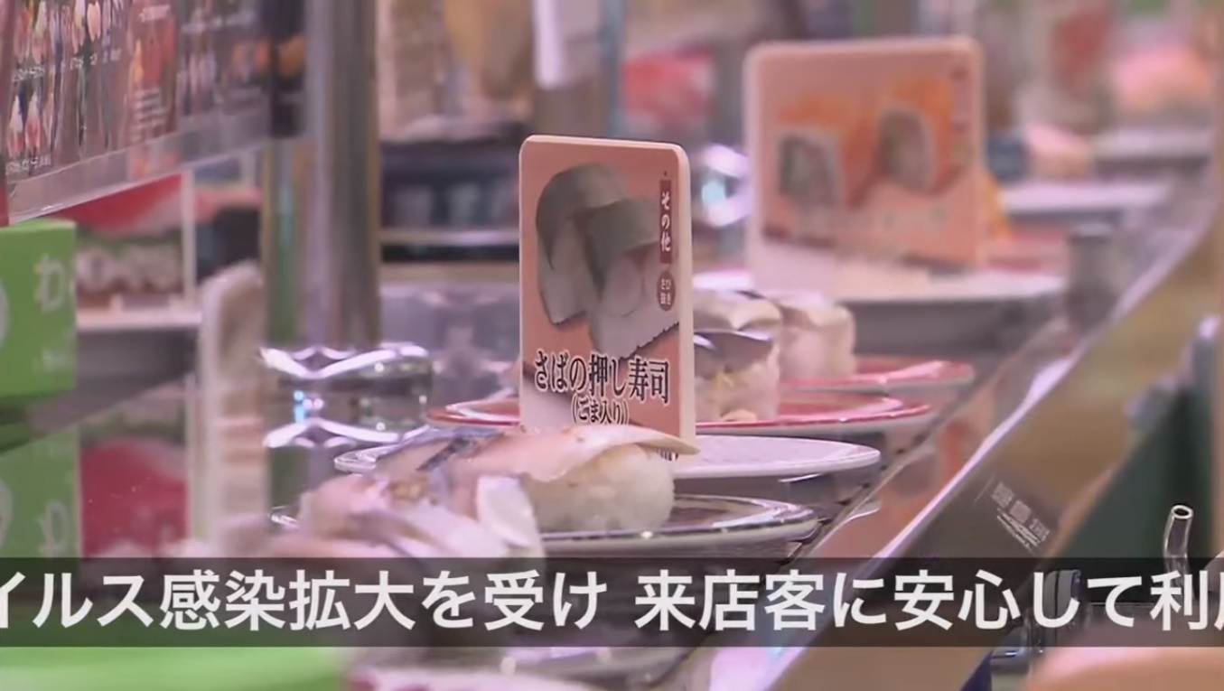 日本號稱擁有最多分店數的迴轉壽司連鎖店，「はま寿司」宣布3日起停止迴轉服務。（翻攝自富士新聞網YouTube）