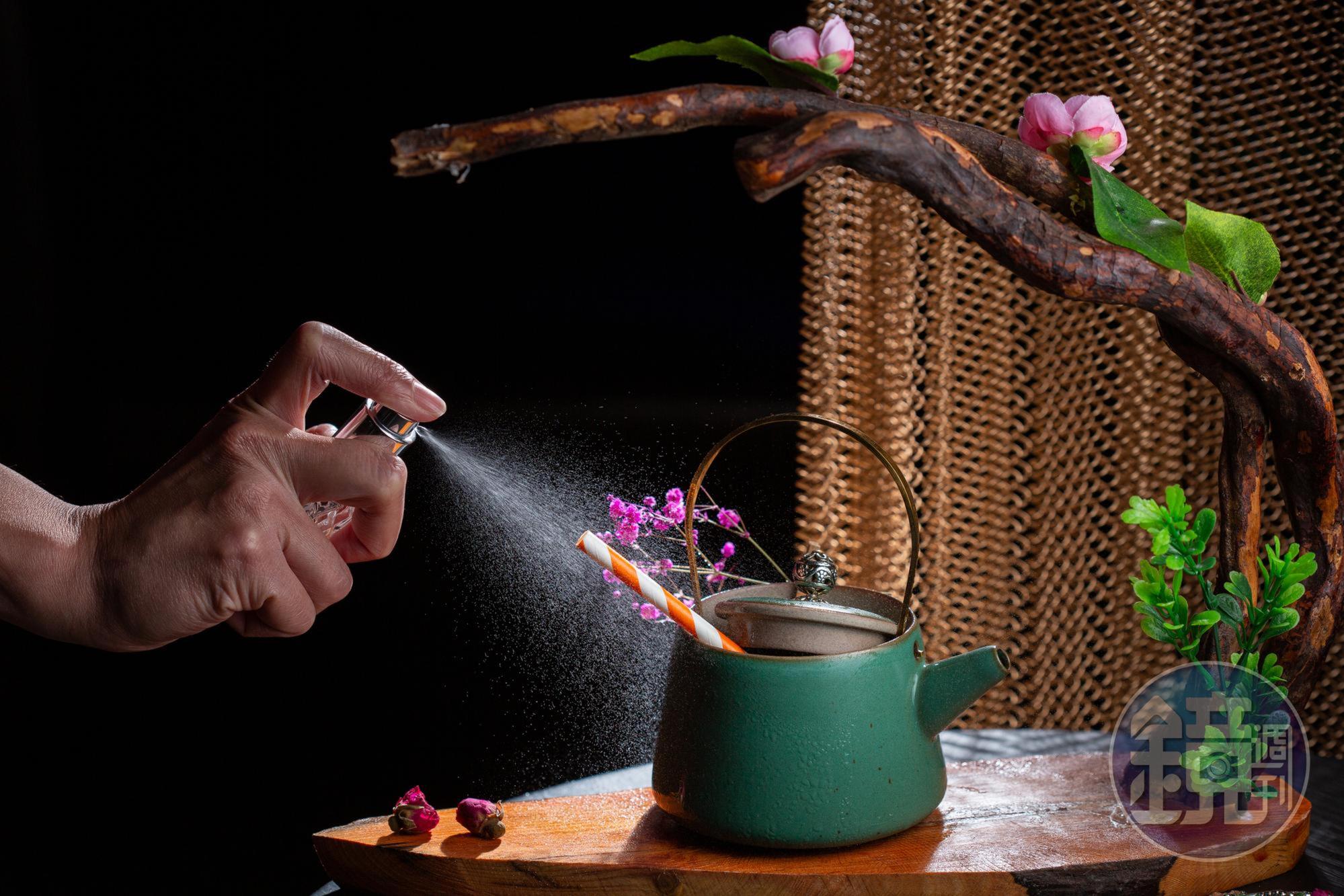 浮誇排行榜首位的「慈禧瘋花」,壺口噴上玫瑰水收尾,瞬時花香馥郁。(400元/杯)