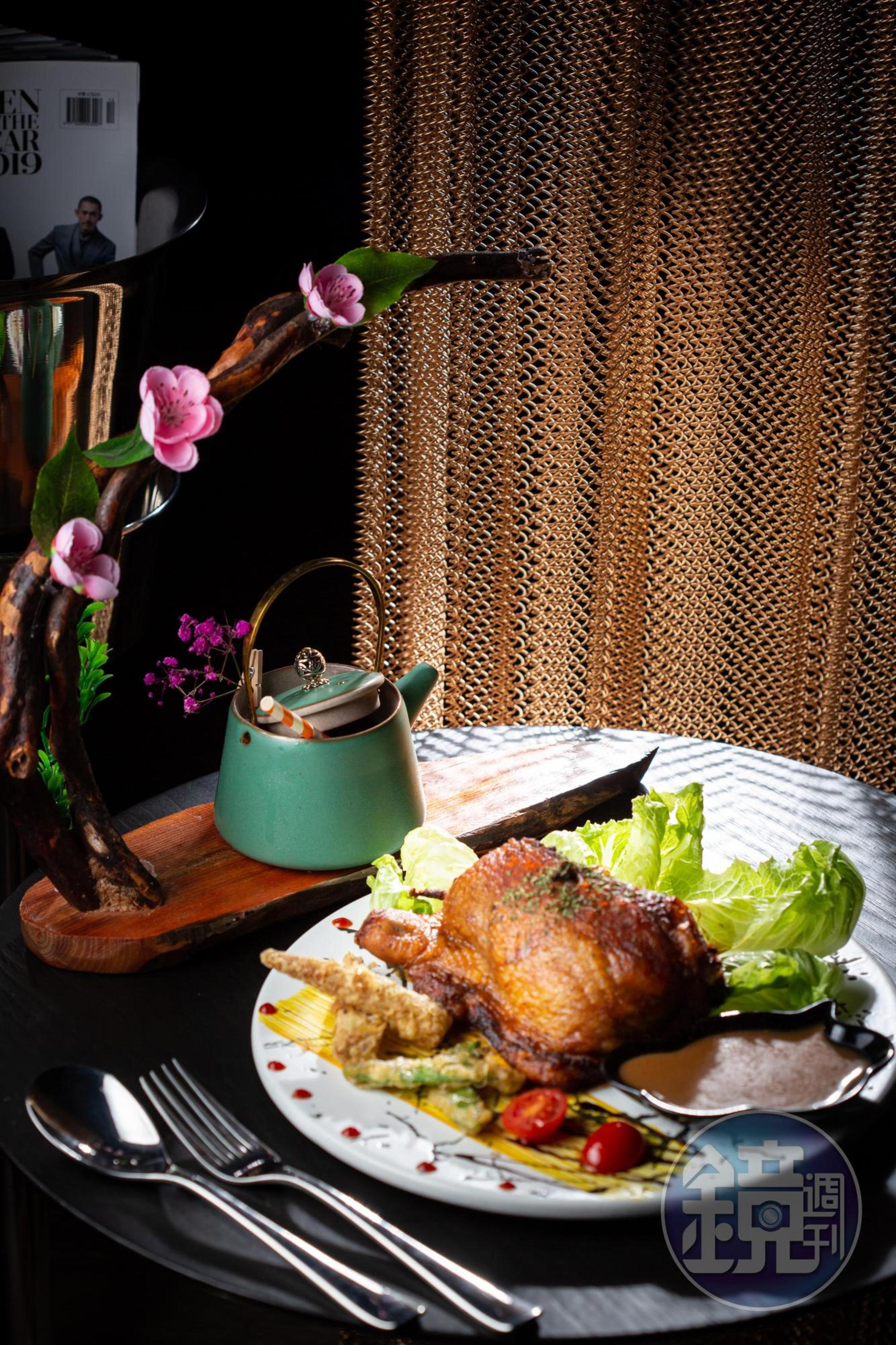 「松露牛肝菌雞腿飯」把以醬汁充分拌炒的米飯塞進雞腿中同烤,嘗得到軟糯、酥脆雙口感。(450元/份)