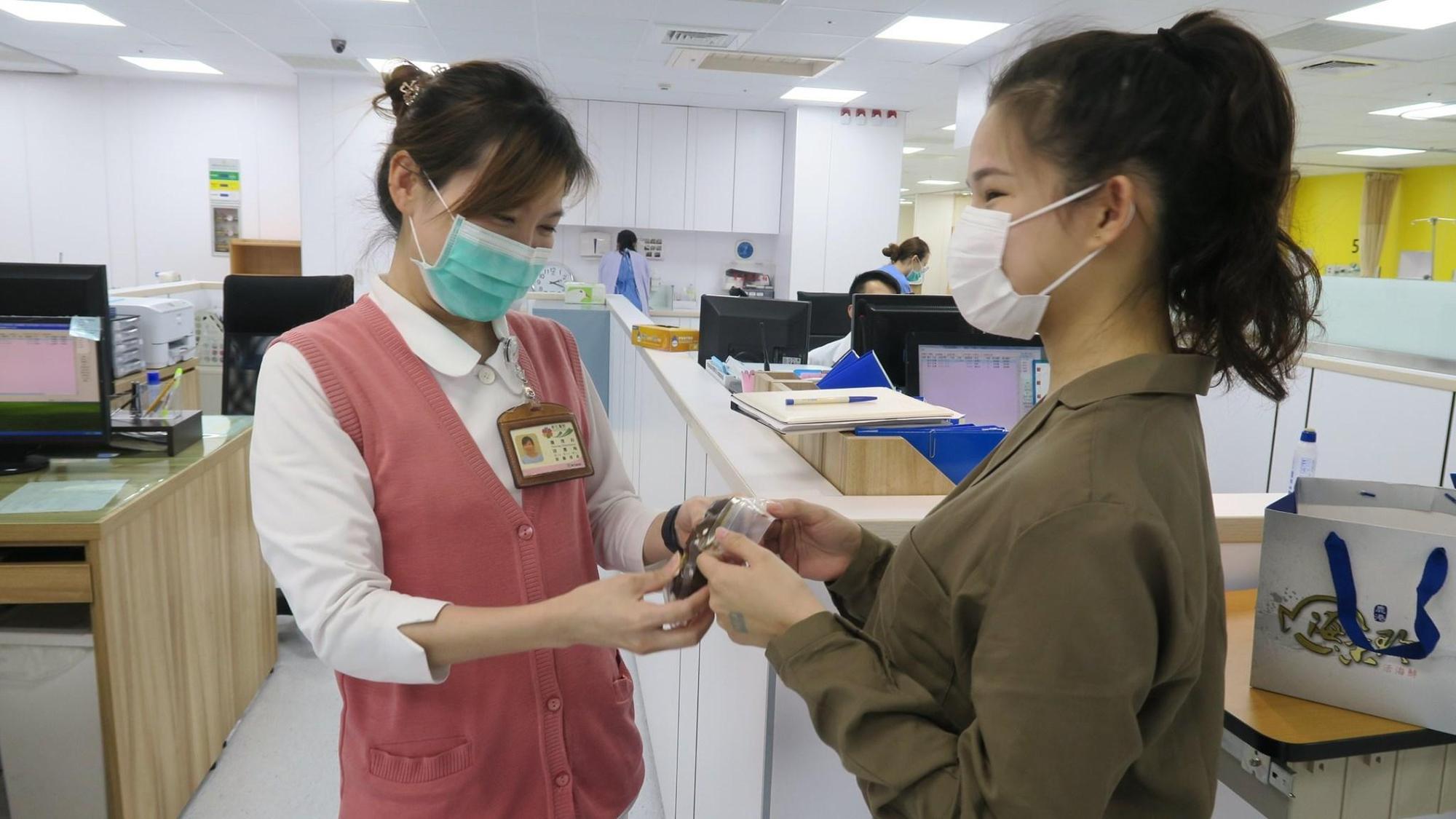 心疼醫護忙疫情沒空吃飯,女大生林友友親送216包鐵蛋給醫護人員補充體力。(翻攝自臉書衛生福利部彰化醫院)