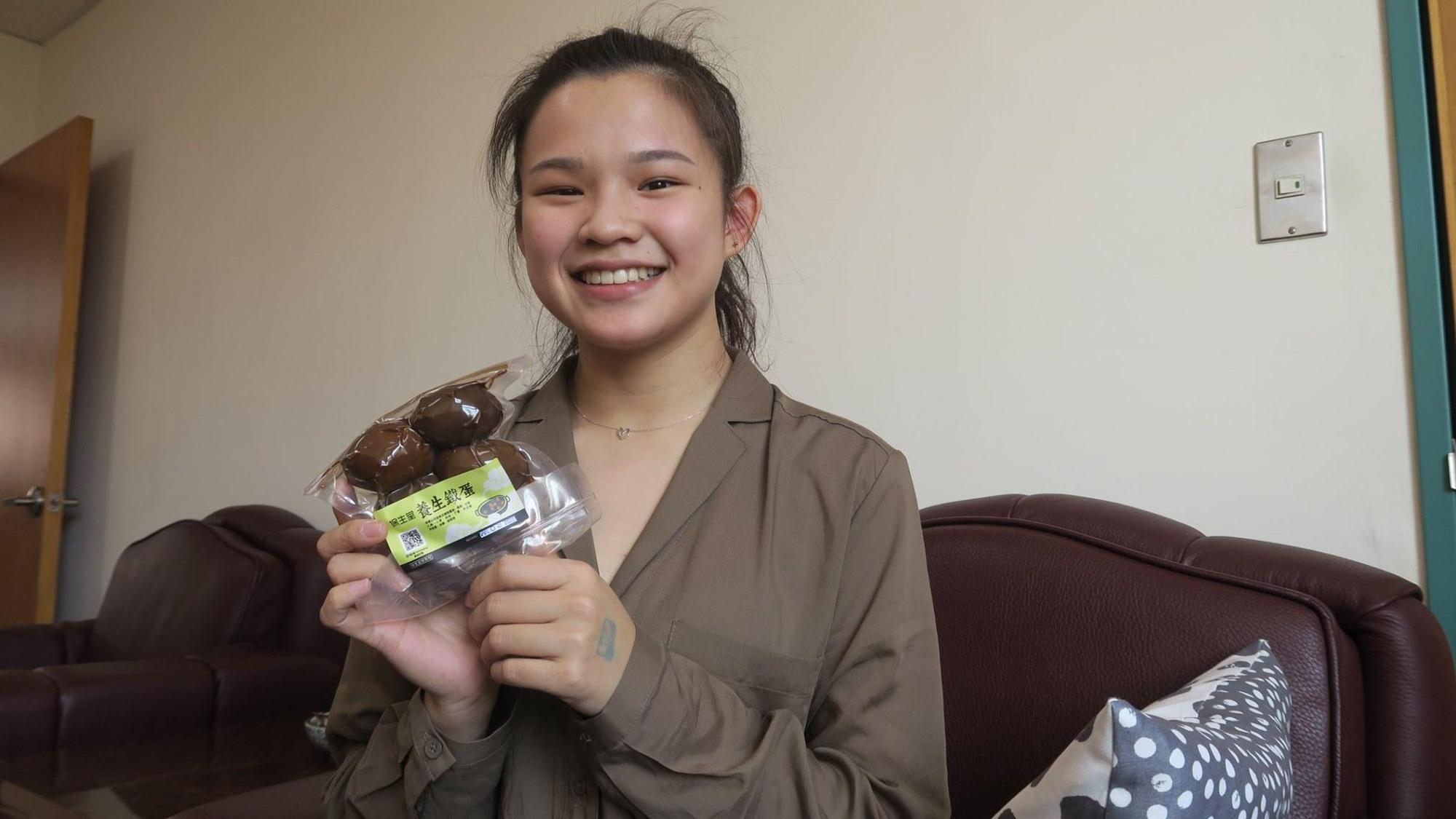 21歲的林友友是大三生,她為了外婆研發中藥養生鐵蛋,受到好評後還被譽為「鐵蛋公主」。(翻攝自臉書衛生福利部彰化醫院)