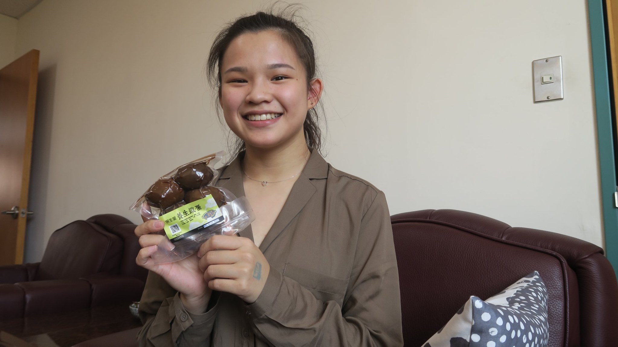 21歲的林友友是大三生，她為了外婆研發中藥養生鐵蛋，受到好評後還被譽為「鐵蛋公主」。（翻攝自臉書衛生福利部彰化醫院）