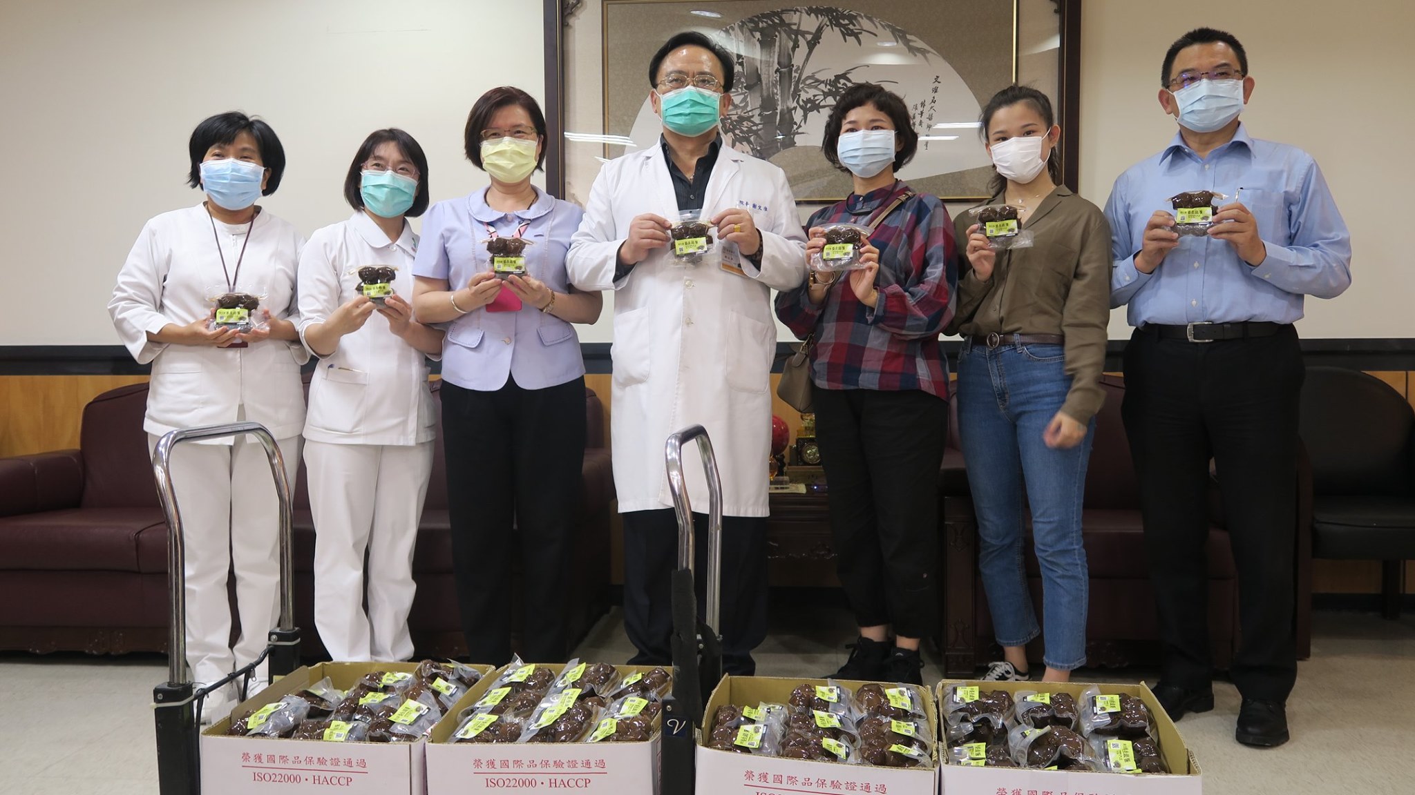 林友友從南投草屯到彰化醫院送給醫護人員216包養生鐵蛋，為防疫前線的醫護人員加油打氣。（翻攝自臉書衛生福利部彰化醫院）