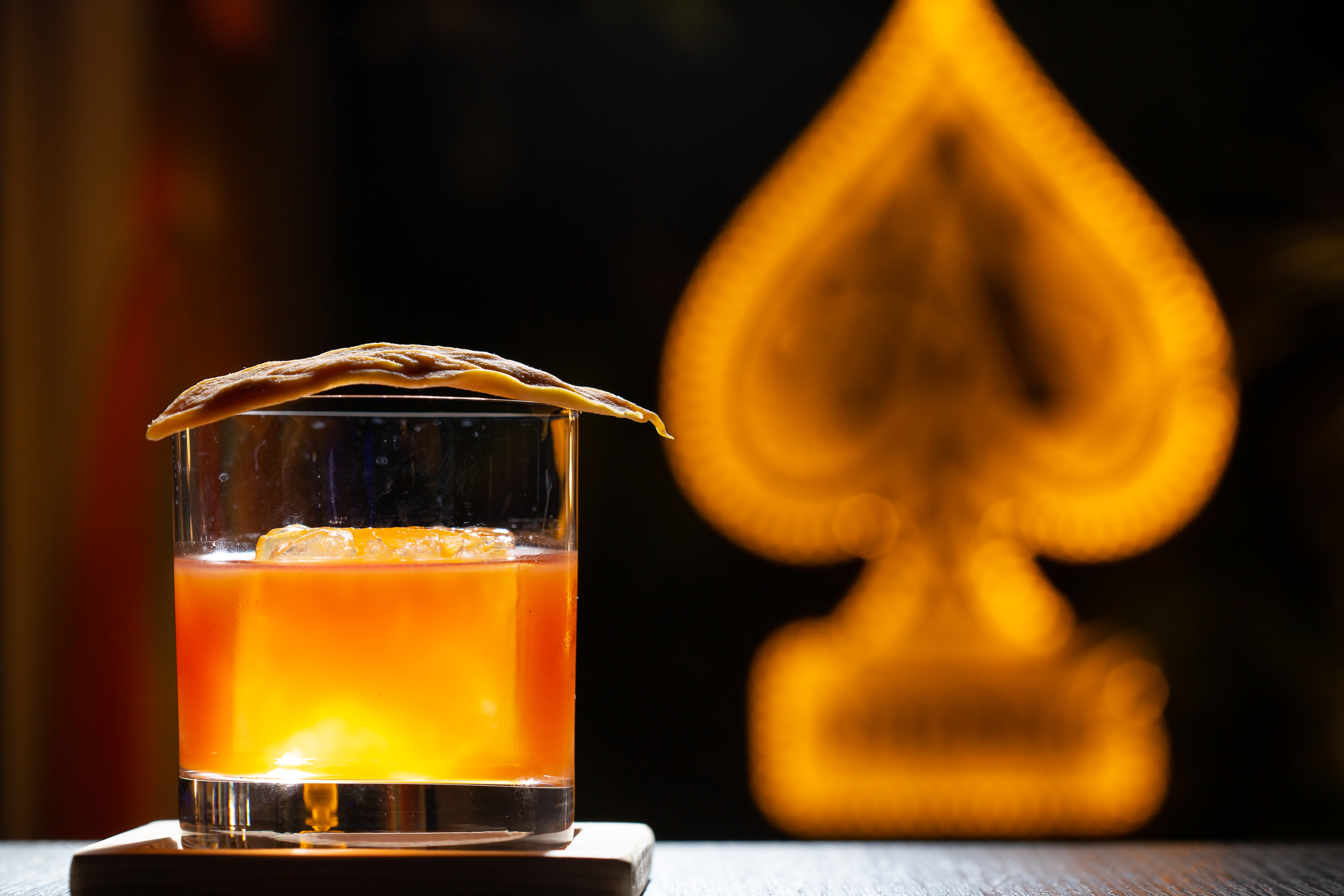「Rum Bullion」運用澄清技術萃取香蕉、奶油風味，是酒感略強的大人系調酒。（350元／杯）