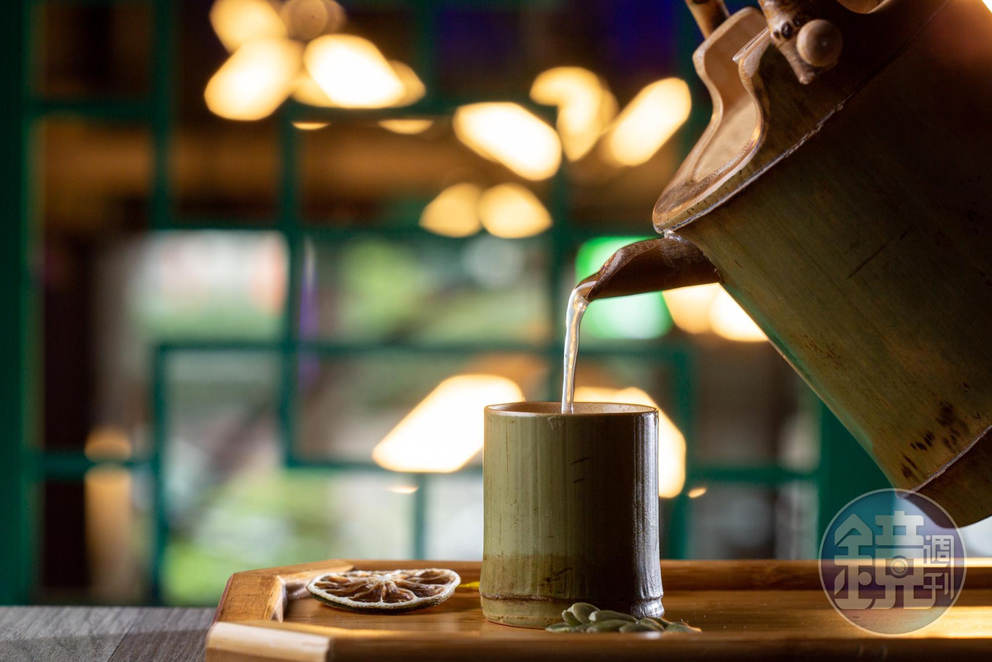 「誠心敬意，以茶代酒」以竹子造型茶壺為酒器，紫蘇、綠茶和蘭姆酒交織回甘韻味。（380元／杯）