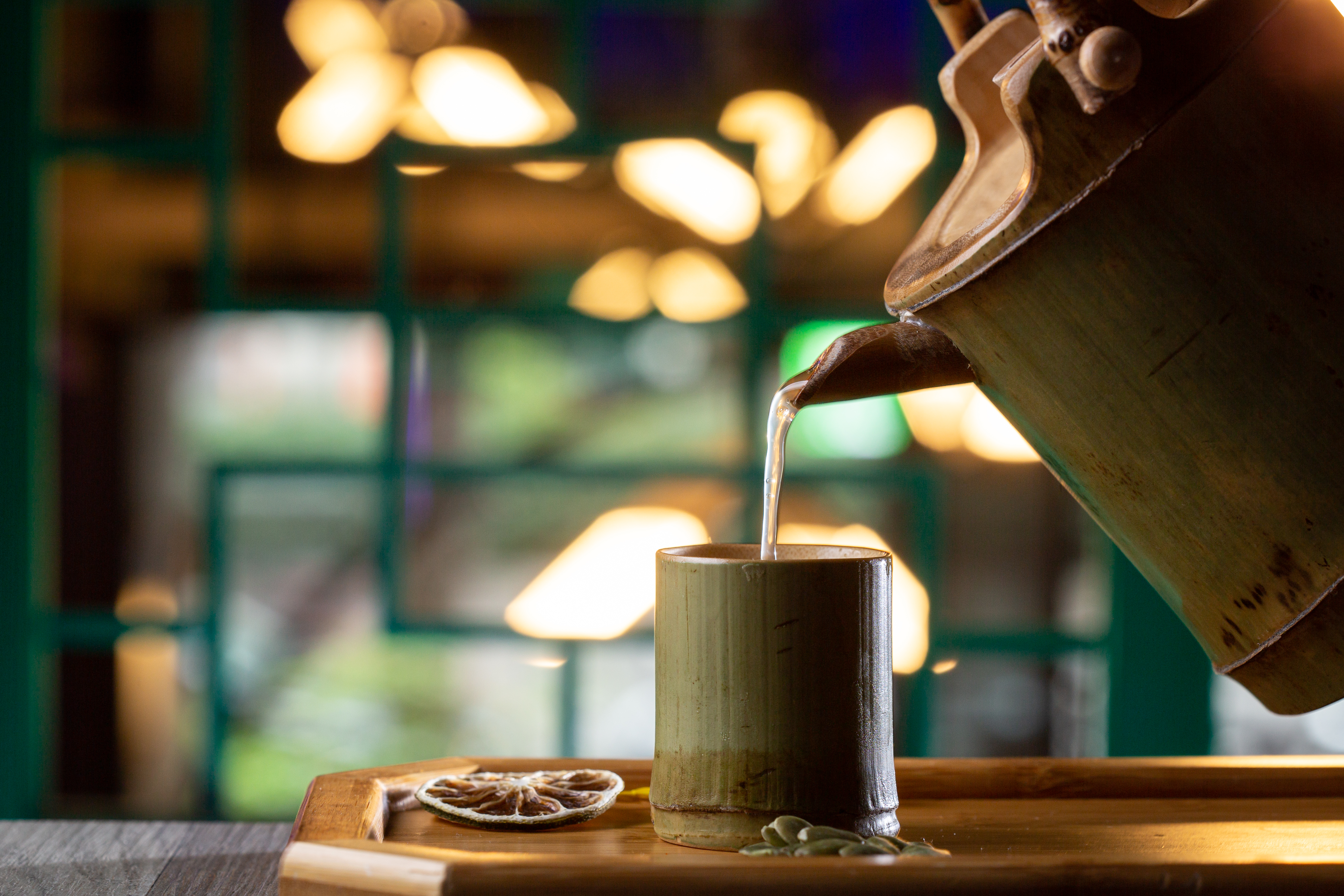 「誠心敬意，以茶代酒」以竹子造型茶壺為酒器，紫蘇、綠茶和蘭姆酒交織回甘韻味。（380元／杯）