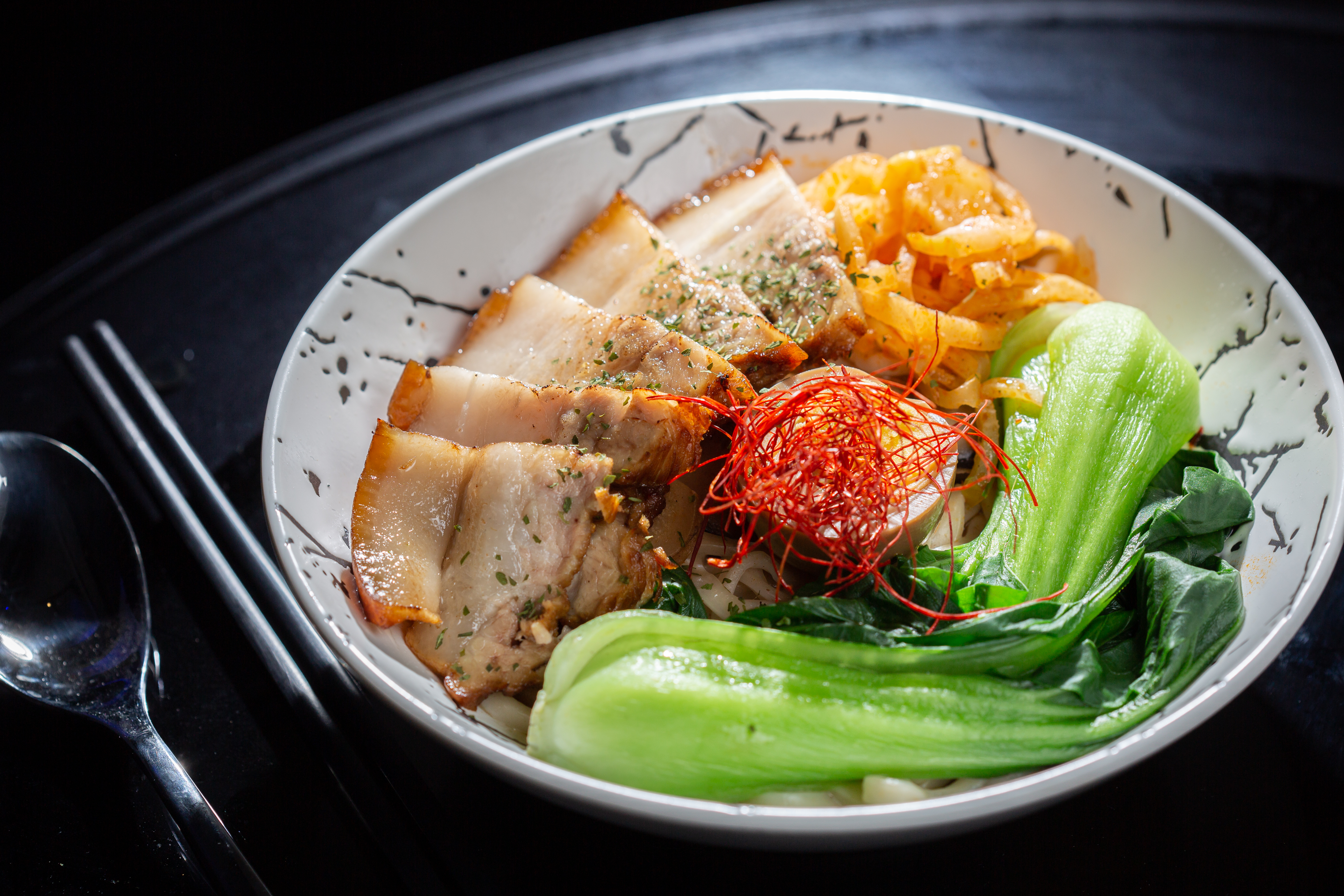 「四川燒肉撈麵」香麻惹味，和茶酒送作堆，完全合理。（380元／份）