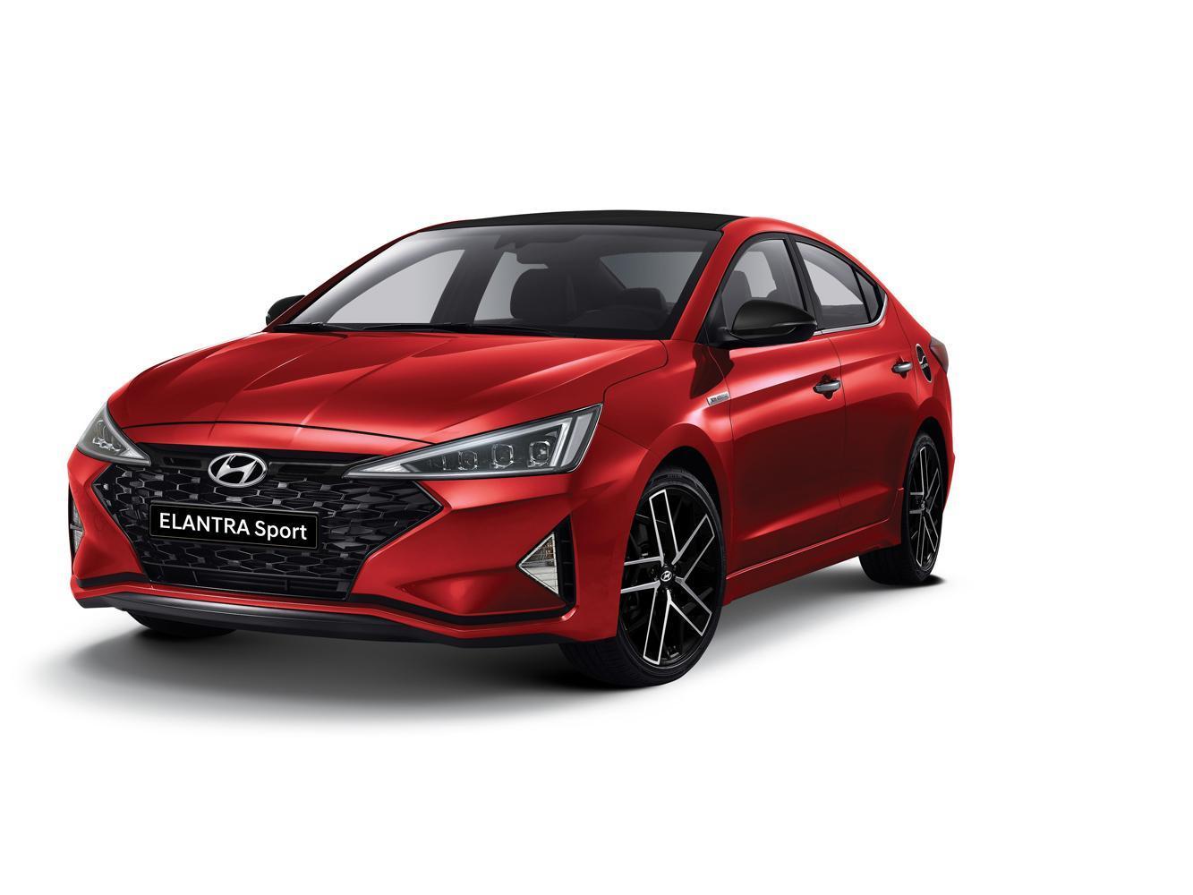 ELANTRA Sport30週年典藏版車頭水箱飾框更以炫黑塗裝效果呈現肅殺的運動氣息。