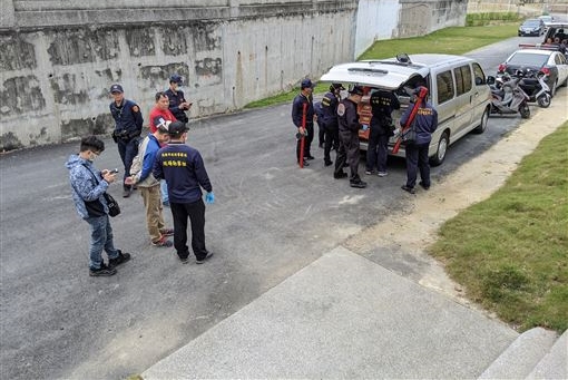 警方正在調閱監視器畫面,釐清可疑份子。(刑事局提供)