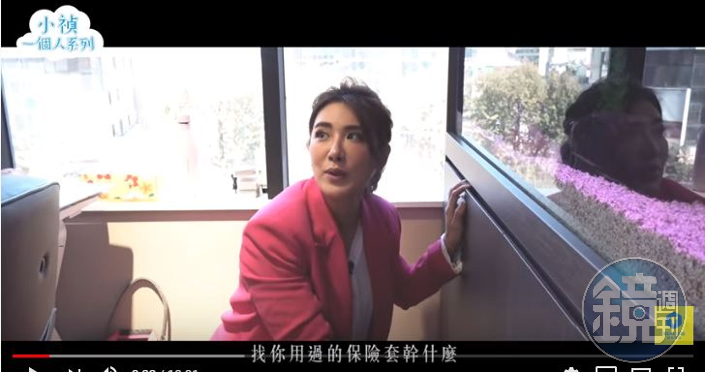 小禎假裝在李進良辦公司翻箱倒櫃，幽自己婚變一默。（翻攝自YouTube）