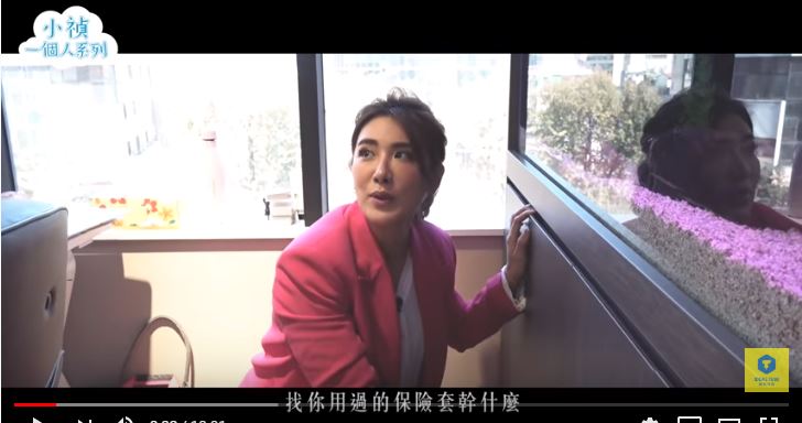 小禎假裝在李進良辦公司翻箱倒櫃，幽自己婚變一默。（翻攝自YouTube）