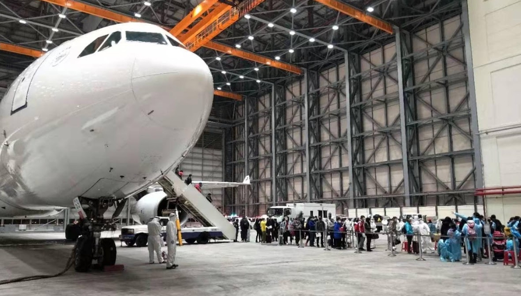 滯留武漢台人等不到第二班包機，揚言告蔡政府違憲。（圖為首班撤僑包機，翻攝自爆料公社臉書）