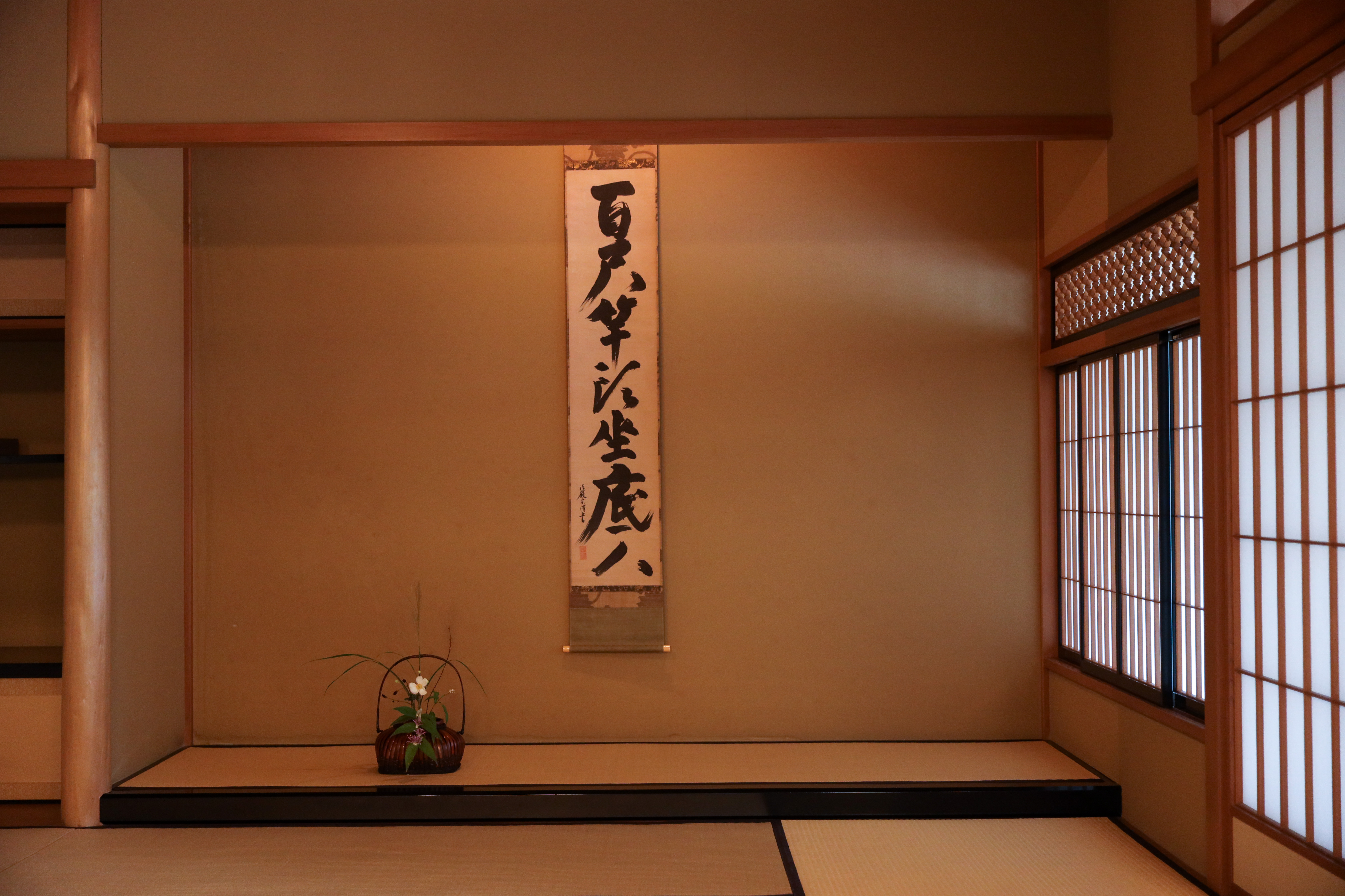 日本茶室中的布置，包括壁龕上的字畫、插花的審美，都源自於日本第一茶頭千利休。