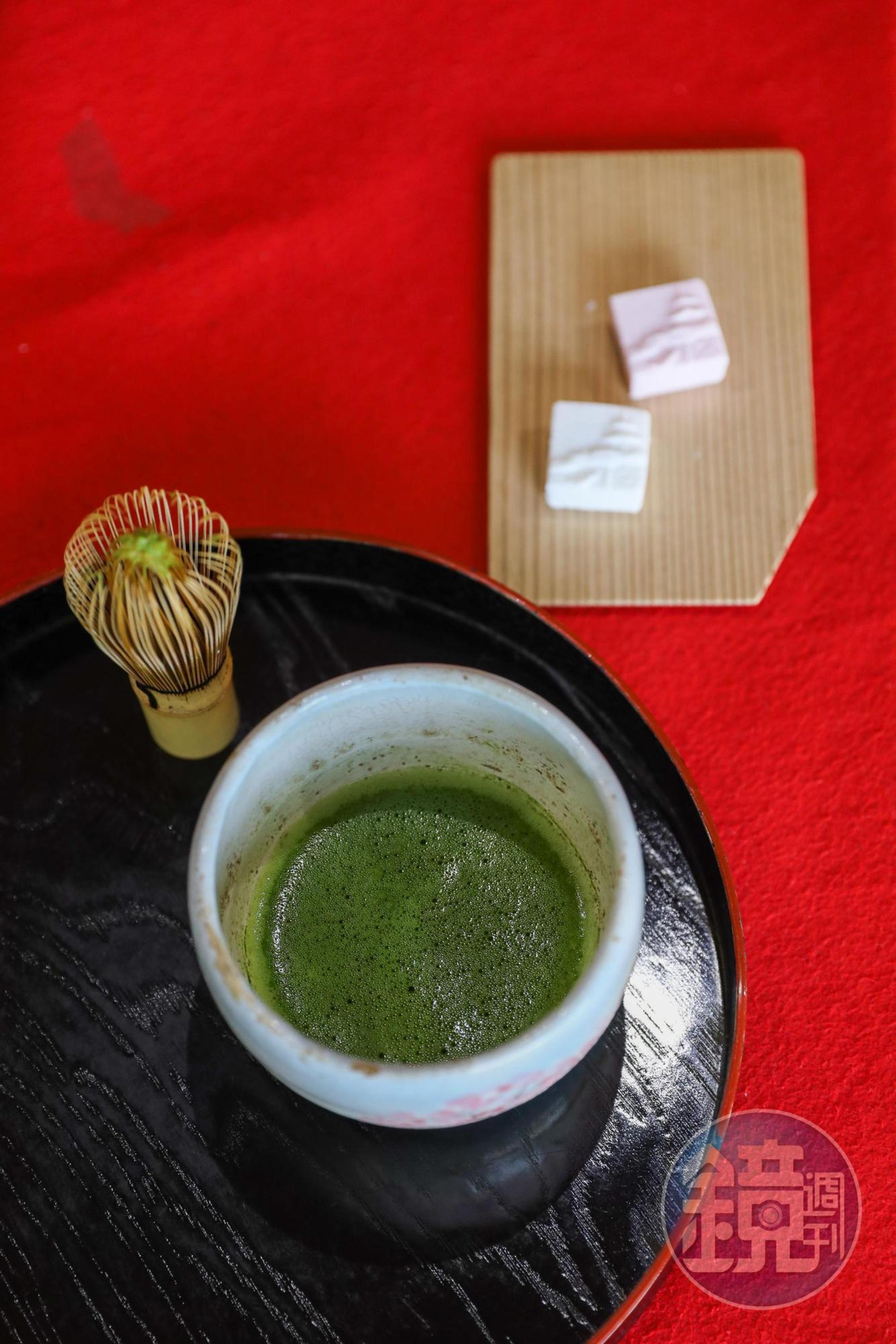 最後完成的抹茶,上頭有一層泡沫,入口微苦,適合搭配極甜的和菓子。