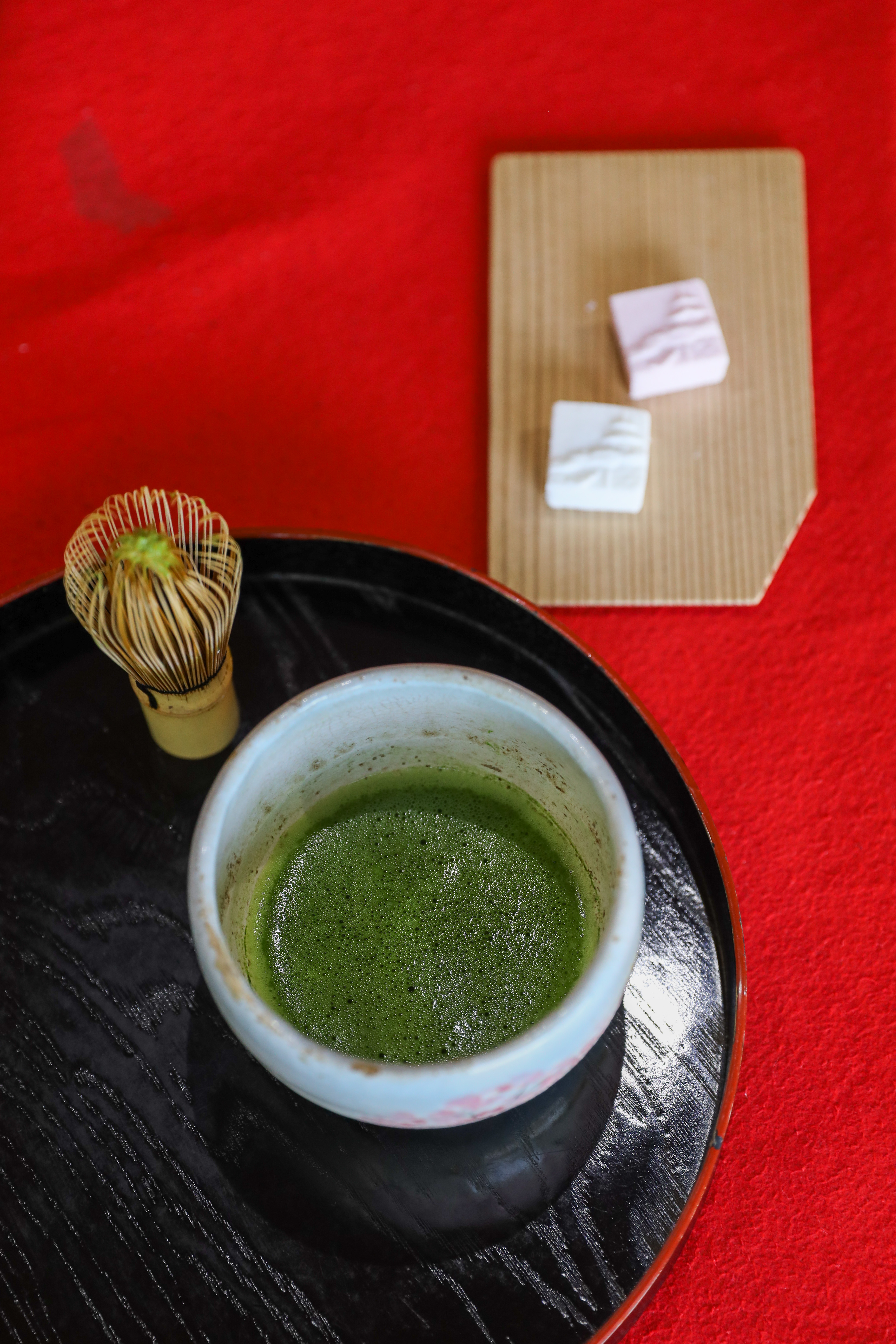 最後完成的抹茶，上頭有一層泡沫，入口微苦，適合搭配極甜的和菓子。