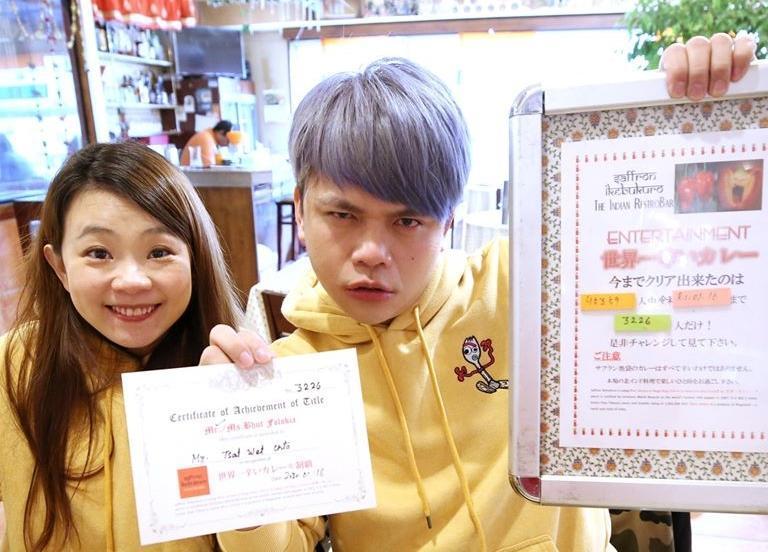 蔡阿嘎疑遭黑衣人埋伏，手持棍棒毆打。（翻攝自蔡阿嘎臉書）