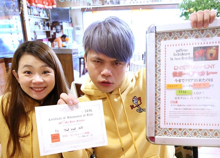 蔡阿嘎疑遭黑衣人埋伏，手持棍棒毆打。（翻攝自蔡阿嘎臉書）