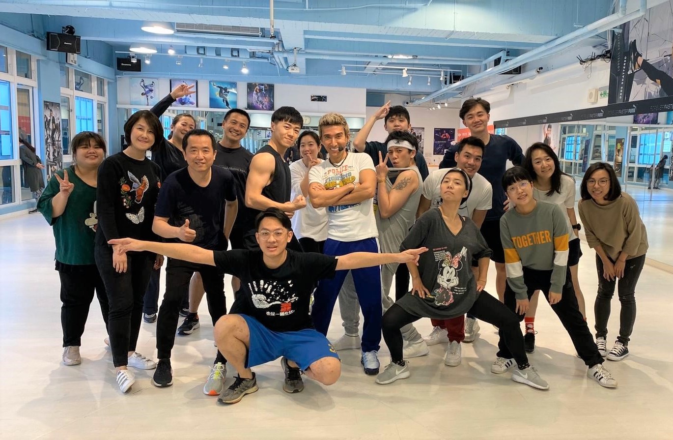 潘若迪（中）召集經紀公司同事運動，增強抵抗力，一同對抗武漢肺炎。（艾迪昇傳播提供）