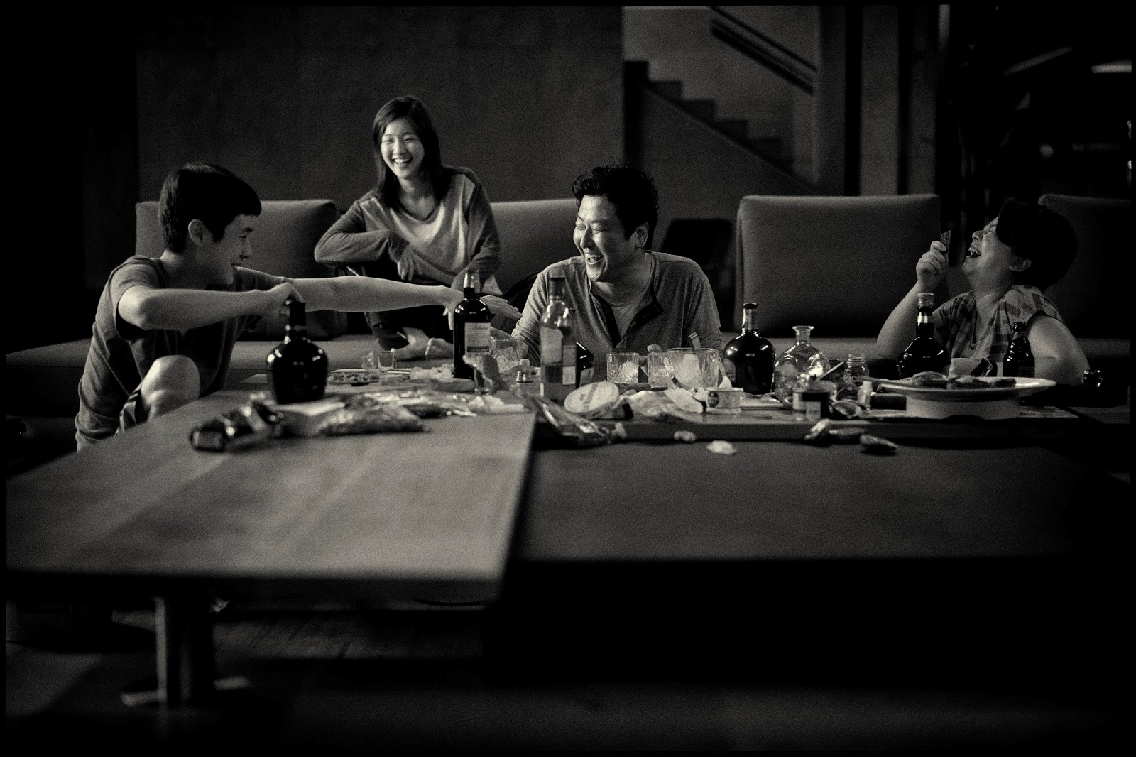 新冠肺炎重創韓國娛樂產業，《寄生上流：黑白版》也因此宣布在韓延期上映。（CATCHPLAY提供）