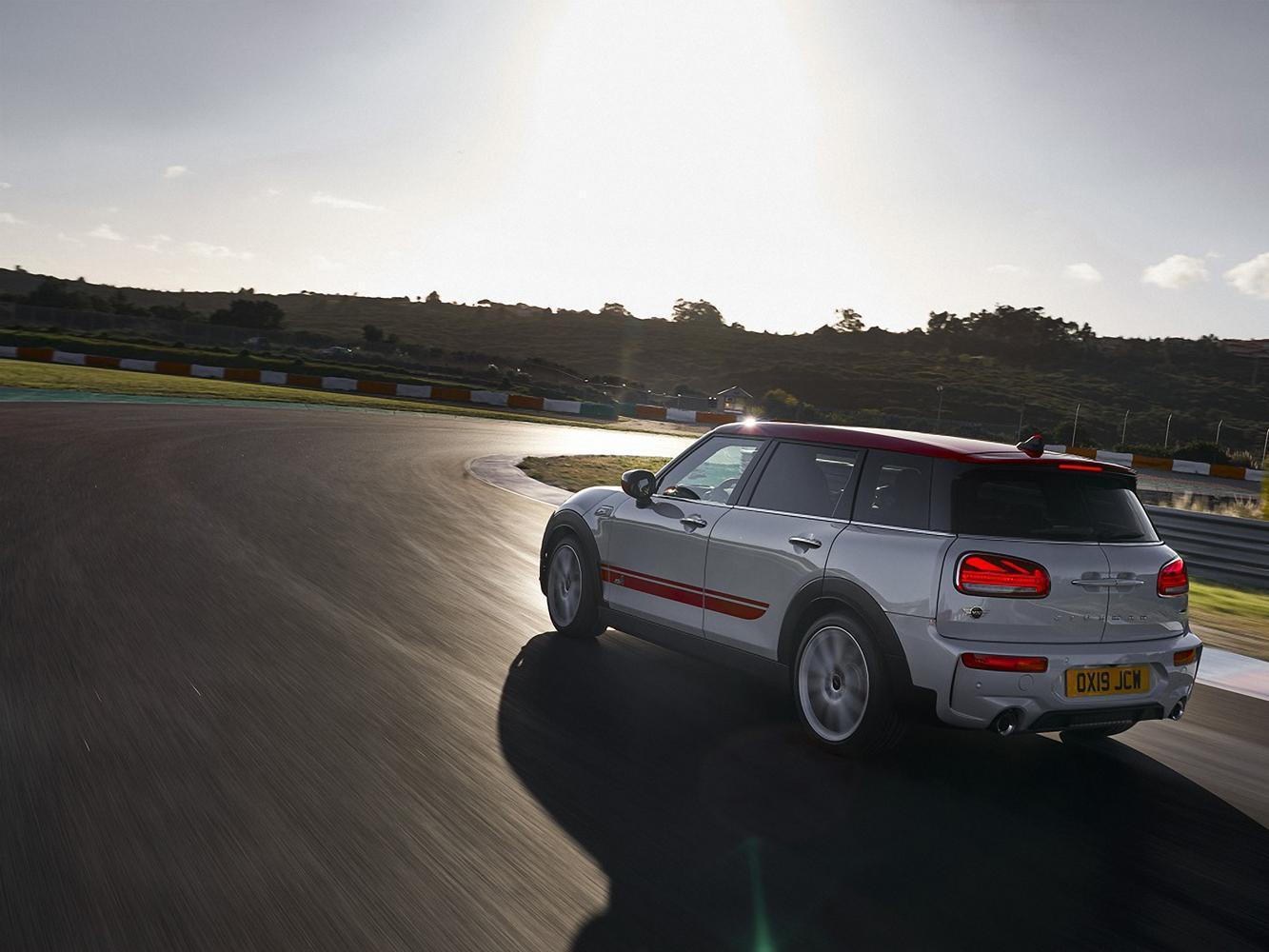 ]MINI John Cooper Works Clubman ALL4搭載Union Jacks英國旗式樣LED尾燈。
