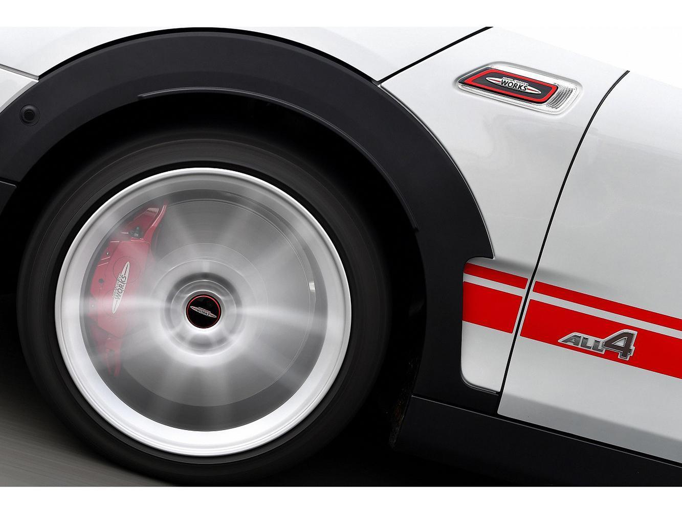 MINI John Cooper Works Clubman&Countryman ALL4加大通風煞車碟盤,並配置前輪對向四活塞Brembo煞車卡鉗、ALL4智慧四輪驅動系統。