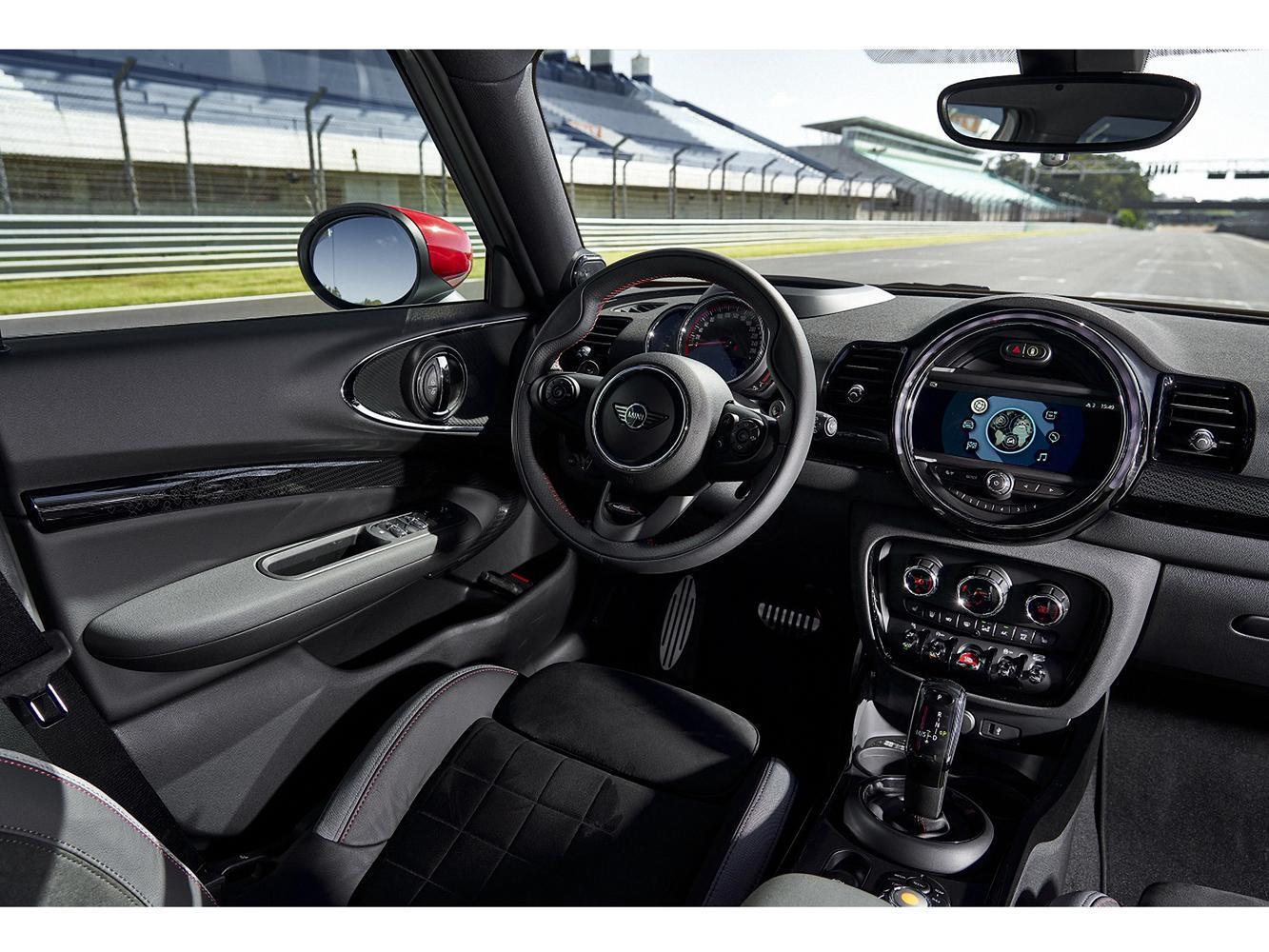 MINI John Cooper Works Clubman&Countryman ALL4配備JCW跑車式真皮方向盤與換檔撥片。