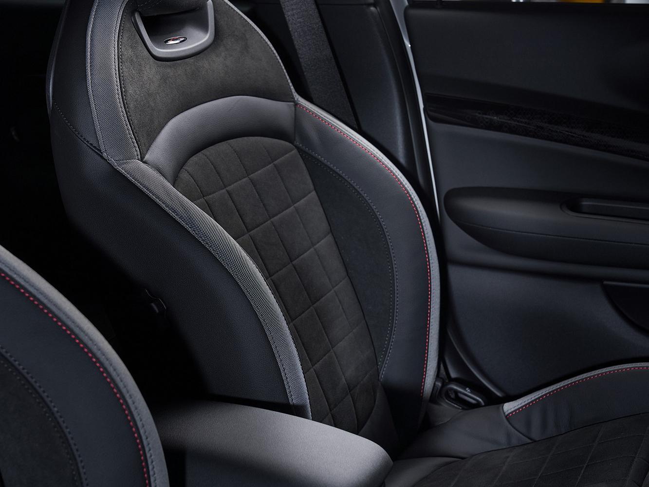 MINI John Cooper Works Clubman&Countryman ALL4配備JCW跑車型座椅,筒型賽車座椅結合Dinamica材質面料,提供完美包覆性與支撐性。