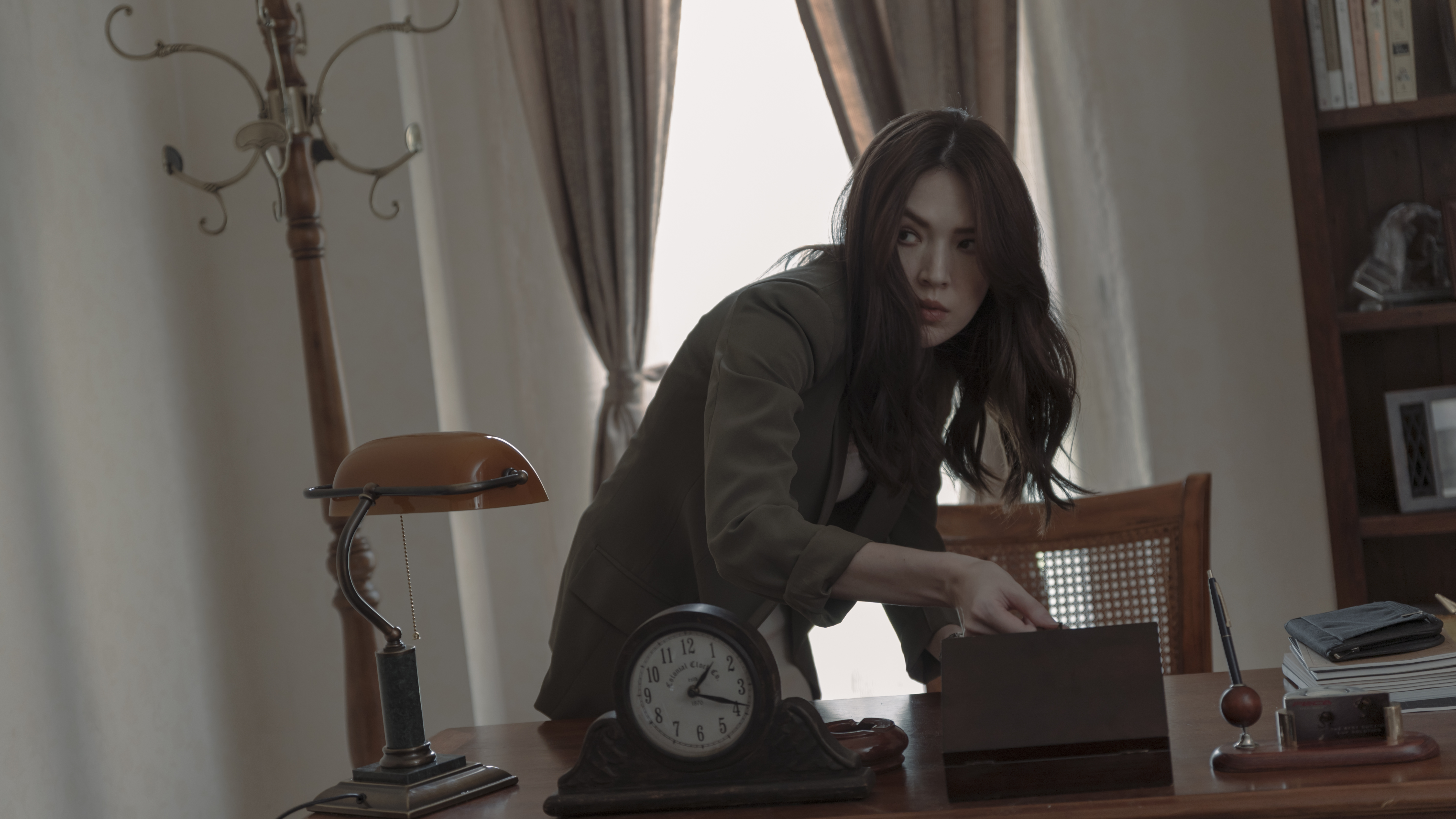 有別於被狗仔隊跟拍時還會主動打招呼的親切，許瑋甯在《誰是被害者》飾演無所不用其極的社會新聞記者，做出各種侵犯關係人隱私的行為。（Netflix提供）