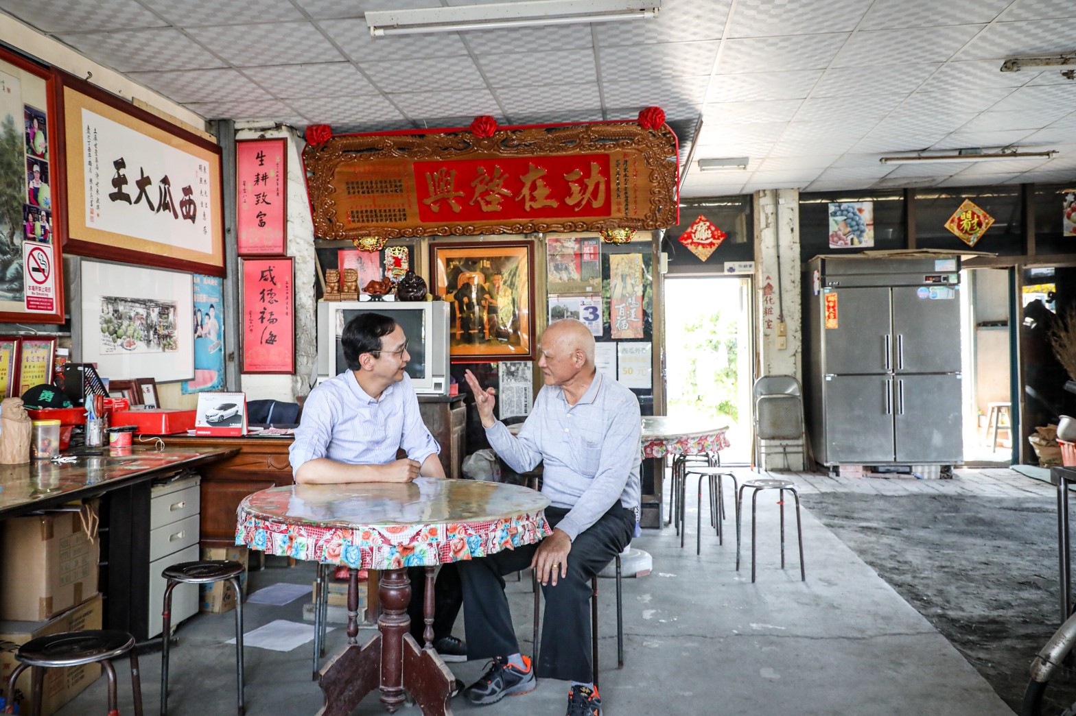 朱立倫特地拜會雲林縣「西瓜大王」許東水。（朱立倫辦公室提供）