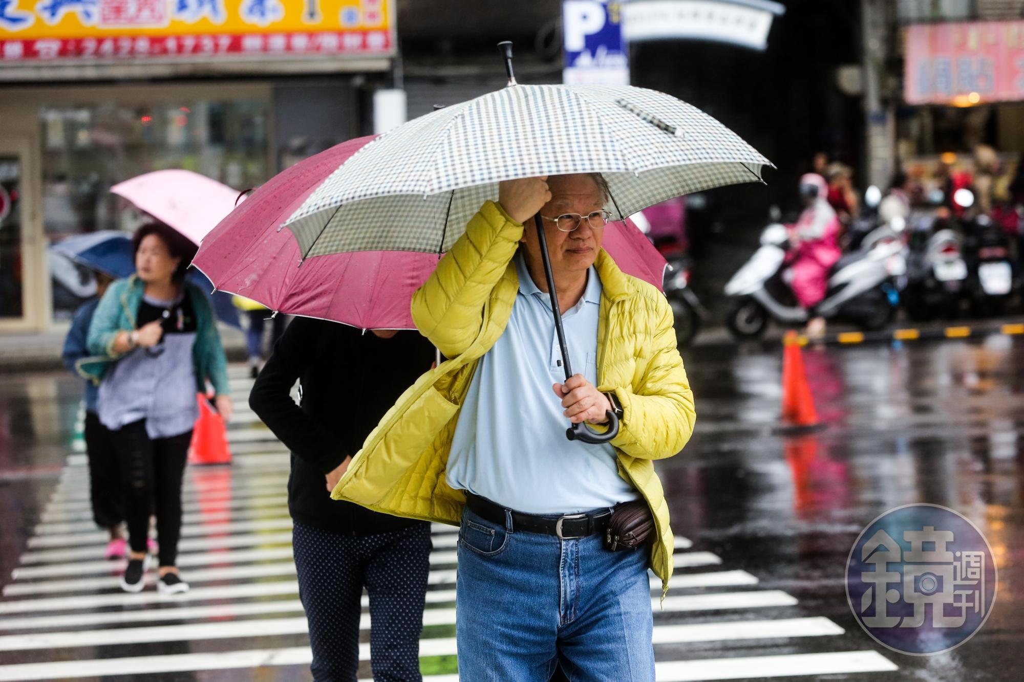 冷氣團來襲！全台都有降雨機率，中央氣象局清晨針對北北基發布大雨特報。