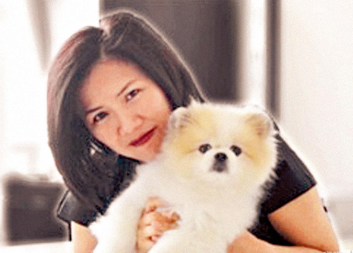香港女富商周巧兒染疫後,加上她的愛犬,周巧兒家庭群組至今已有4人1狗受感染。(翻攝自網路)