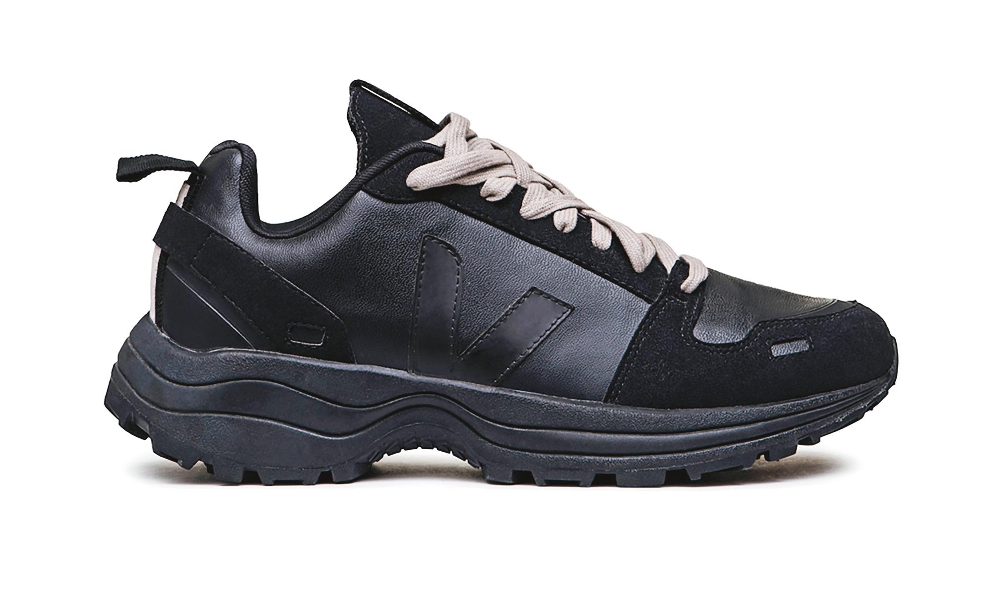 VEJA x Rick Owens_Hiking系列黑色鞋款。NT$9,980