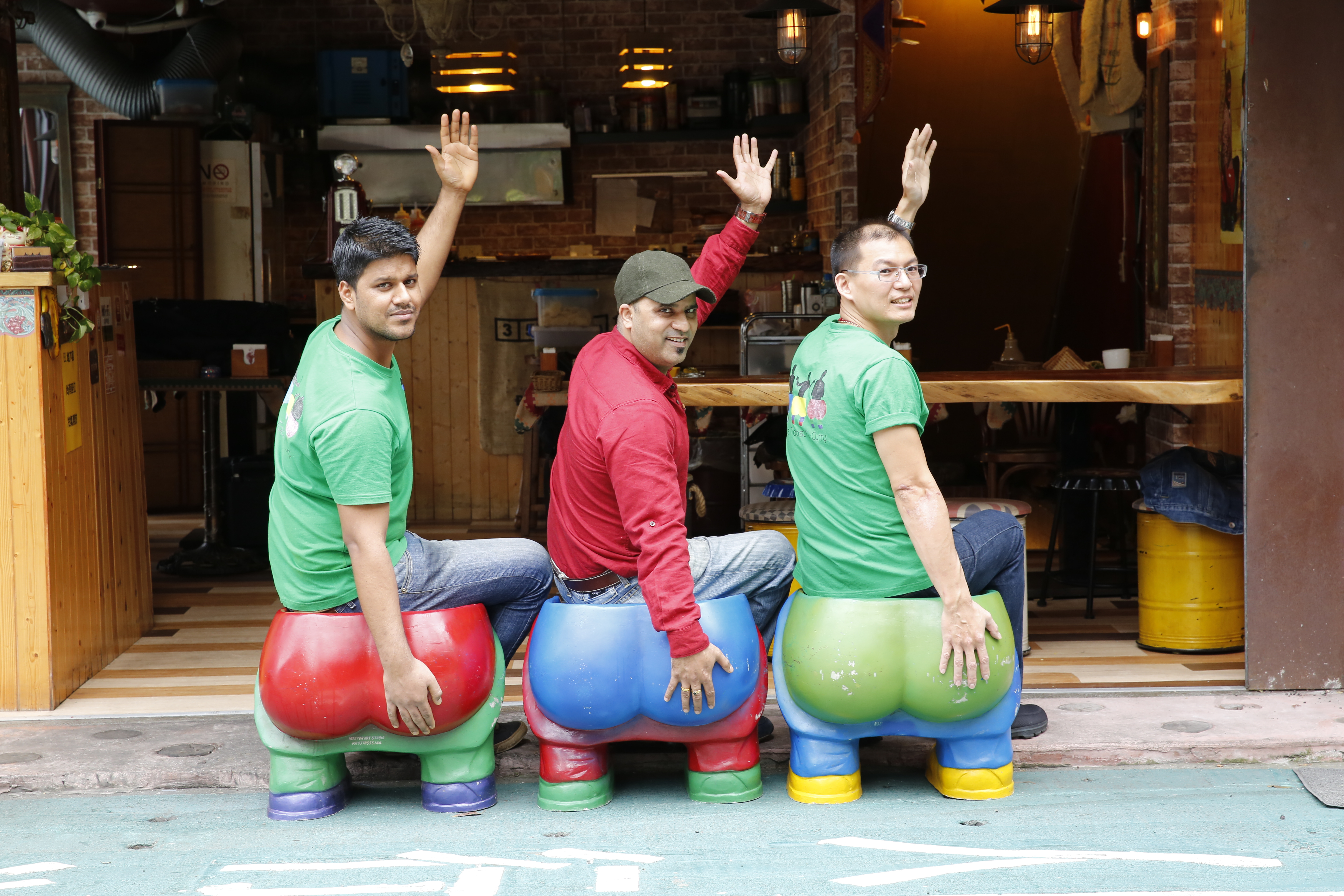 店門口有三張「屁股座椅」，讓客人可以模仿印度電影「三個傻瓜」的主角，拍照打卡紀念。