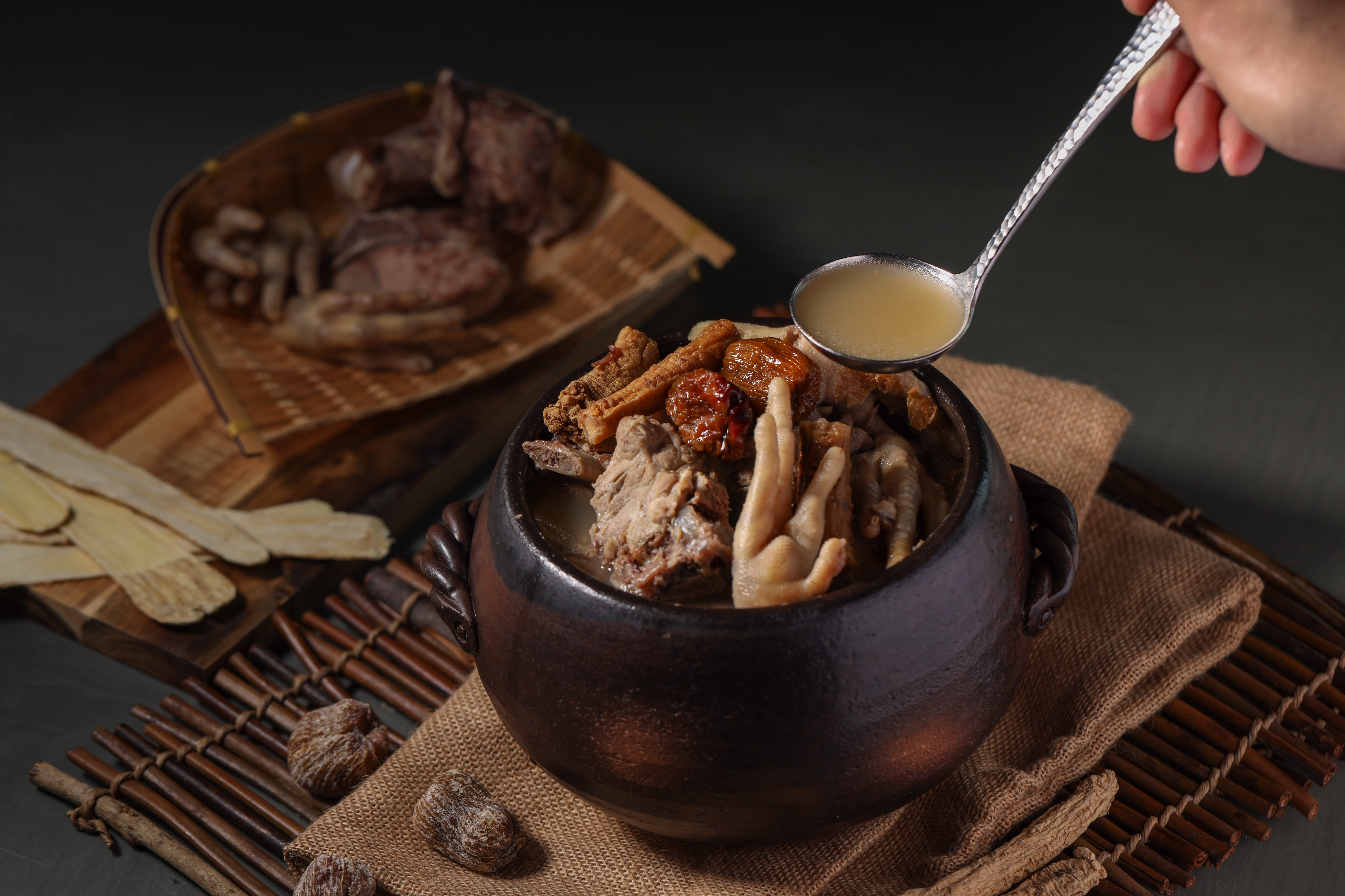 「黨參北芪煲豬骨湯」湯頭甘甜不油膩，有豬骨的香氣，排骨肉嫩甜不柴。（480元／份）