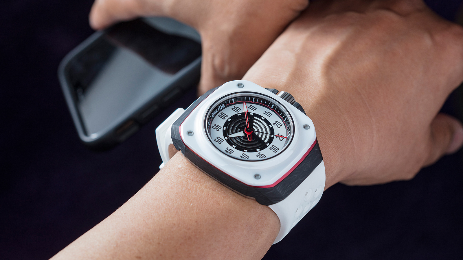 Fastback Collection RS White | 錶徑44x48.5mm，鍛造碳、鍍鋁、鈦、陶瓷材質，Miyota 8215自動上鏈機芯， 時間指示，防水100米，建議售價NT$ 40,000（攝影：游銘元）