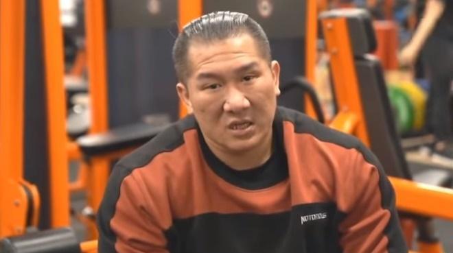 館長昨開直播為蔡阿嘎夫妻抱不平。（翻攝畫面）