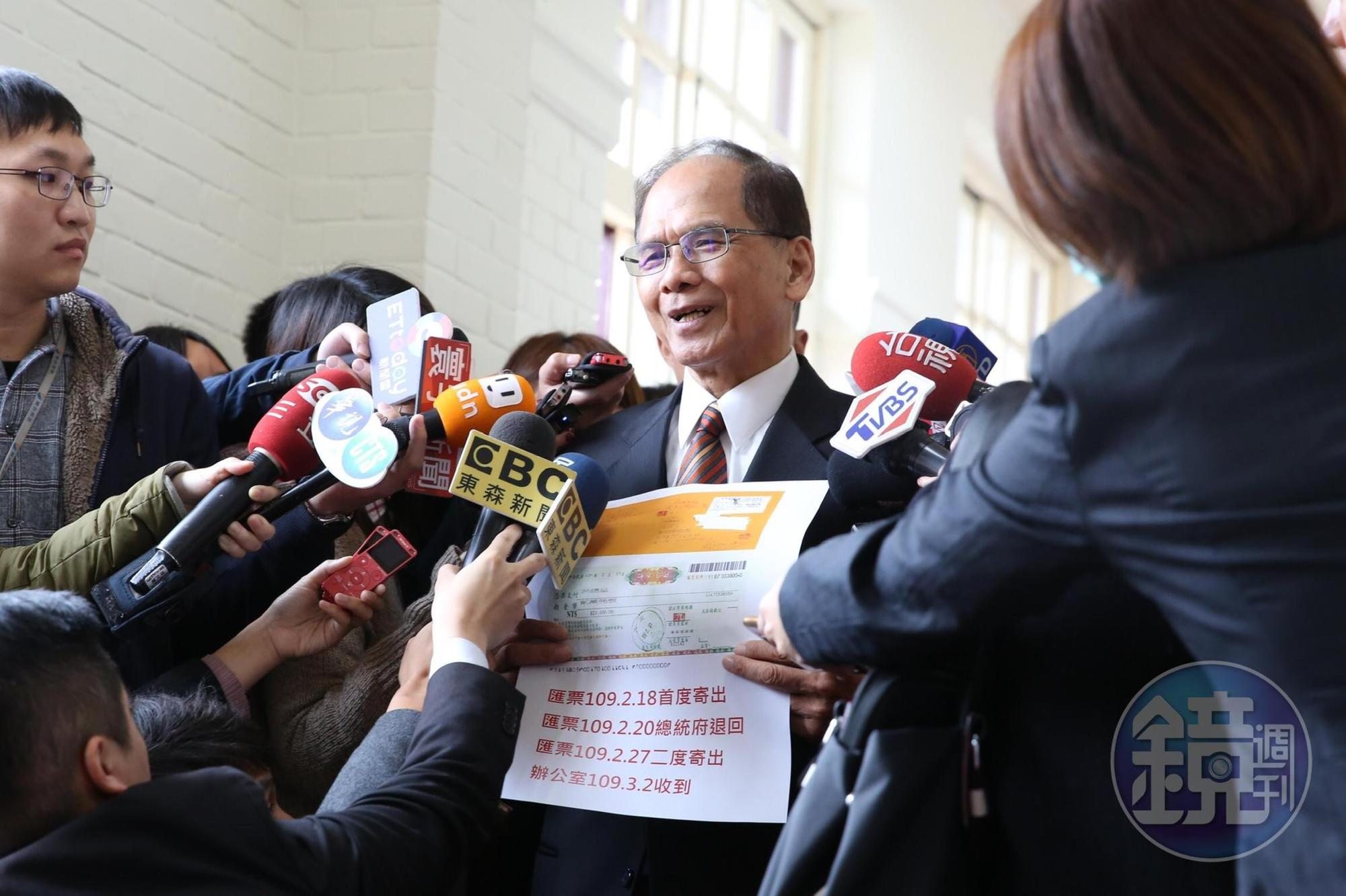 游錫堃今受訪時秀出圖卡表達自己被二度恐嚇。