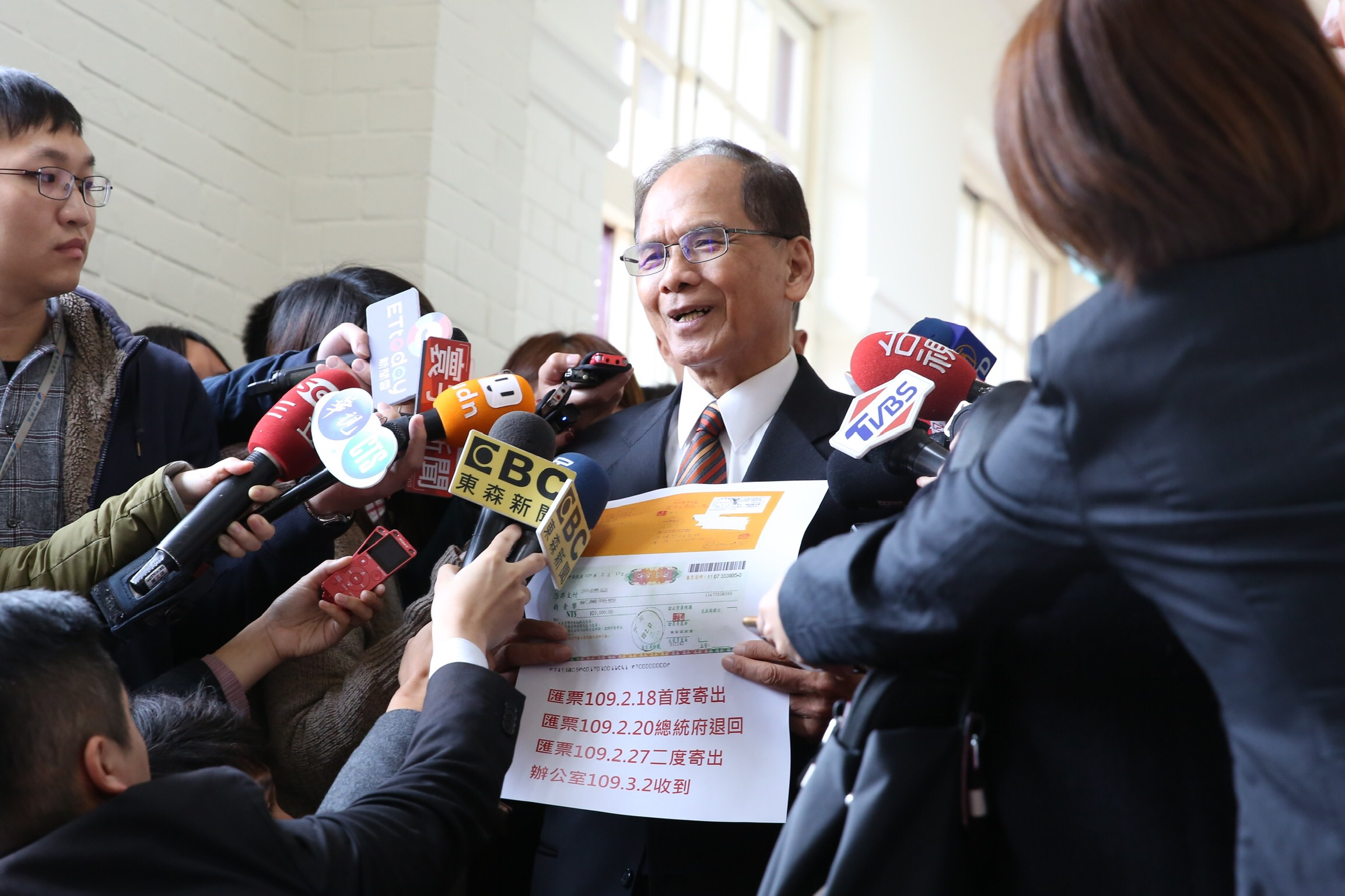 游錫堃今受訪時秀出圖卡表達自己被二度恐嚇。