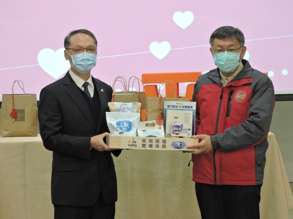 慈濟基金會執行長顏博文代表致贈台北市政府3000份「安心祝福包」。（慈濟基金會提供）