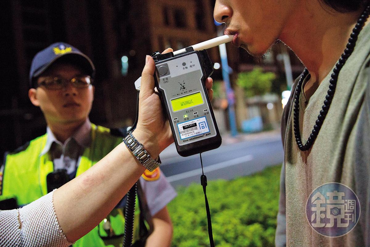 武漢肺炎持續延續，員警憂因酒測被民眾吹出來的唾液染疫。