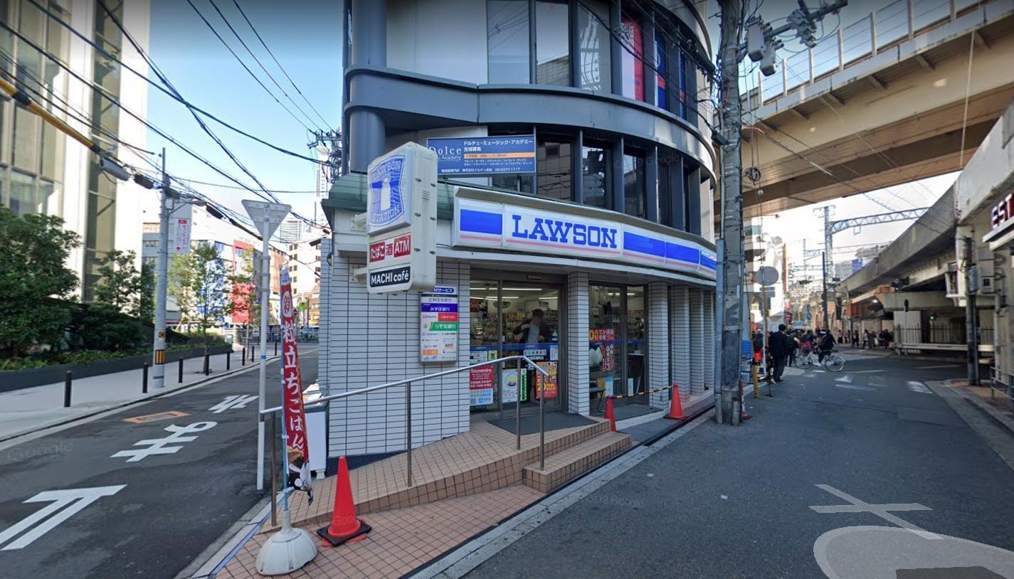 除牛奶、拿鐵減價外，LAWSON也提供免費飯糰給學生。（翻攝GOOGLE MAP）