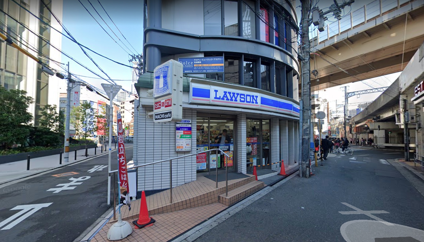 除牛奶、拿鐵減價外,LAWSON也提供免費飯糰給學生。(翻攝GOOGLE MAP)