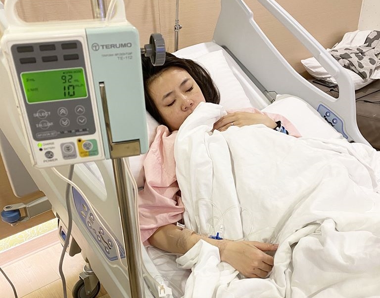 蔡阿嘎與二伯騎車出門時，突然遭到黑衣人持鋁棒襲擊，二伯被嚇到宮縮送醫、住院。（翻攝自嘎嫂二伯臉書）